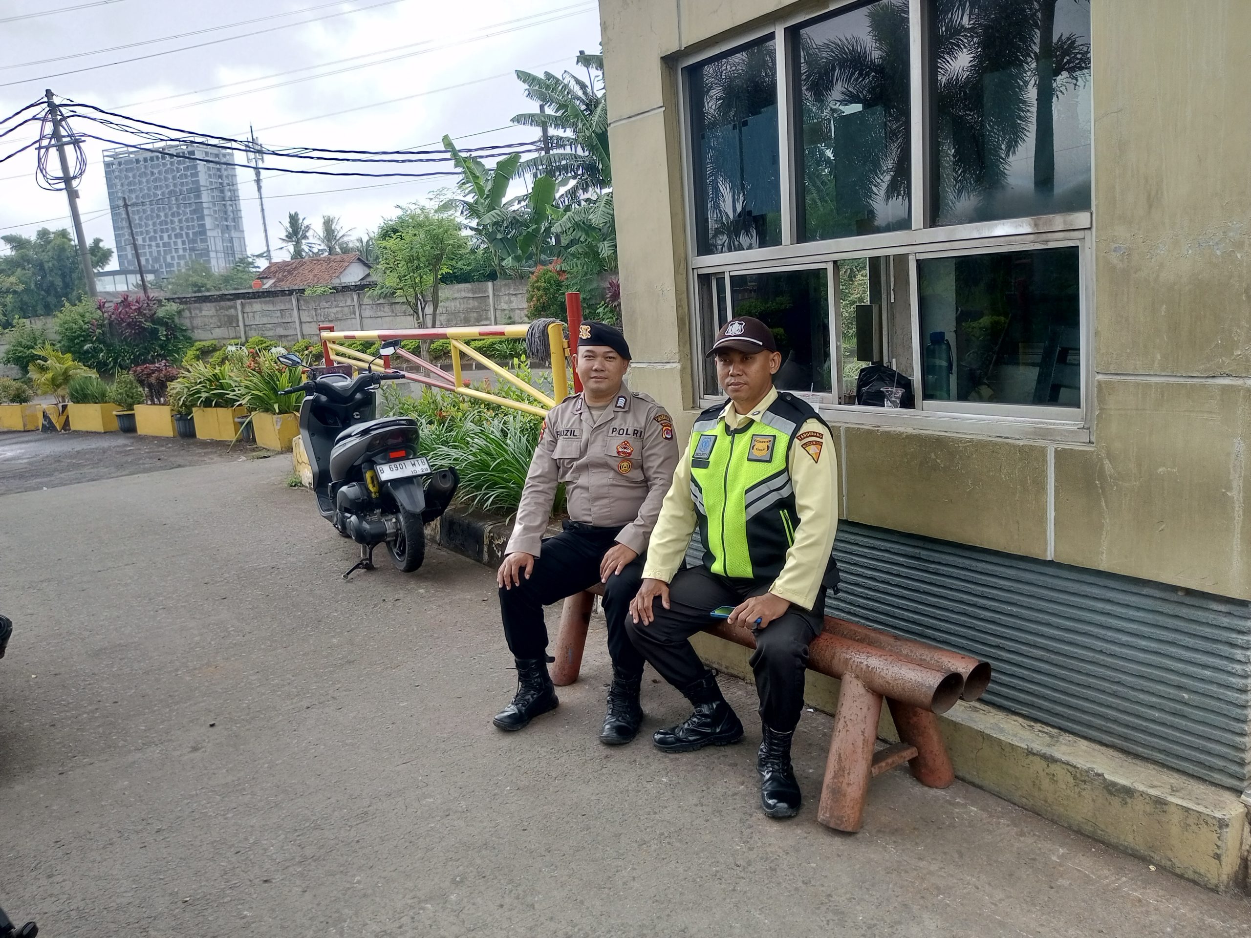 Anggota Sat Pamobvit Polresta Tangerang bersama security kawasan Cikupamas melaksanakan pengamanan di pos security kawasan 2 Cikupamas