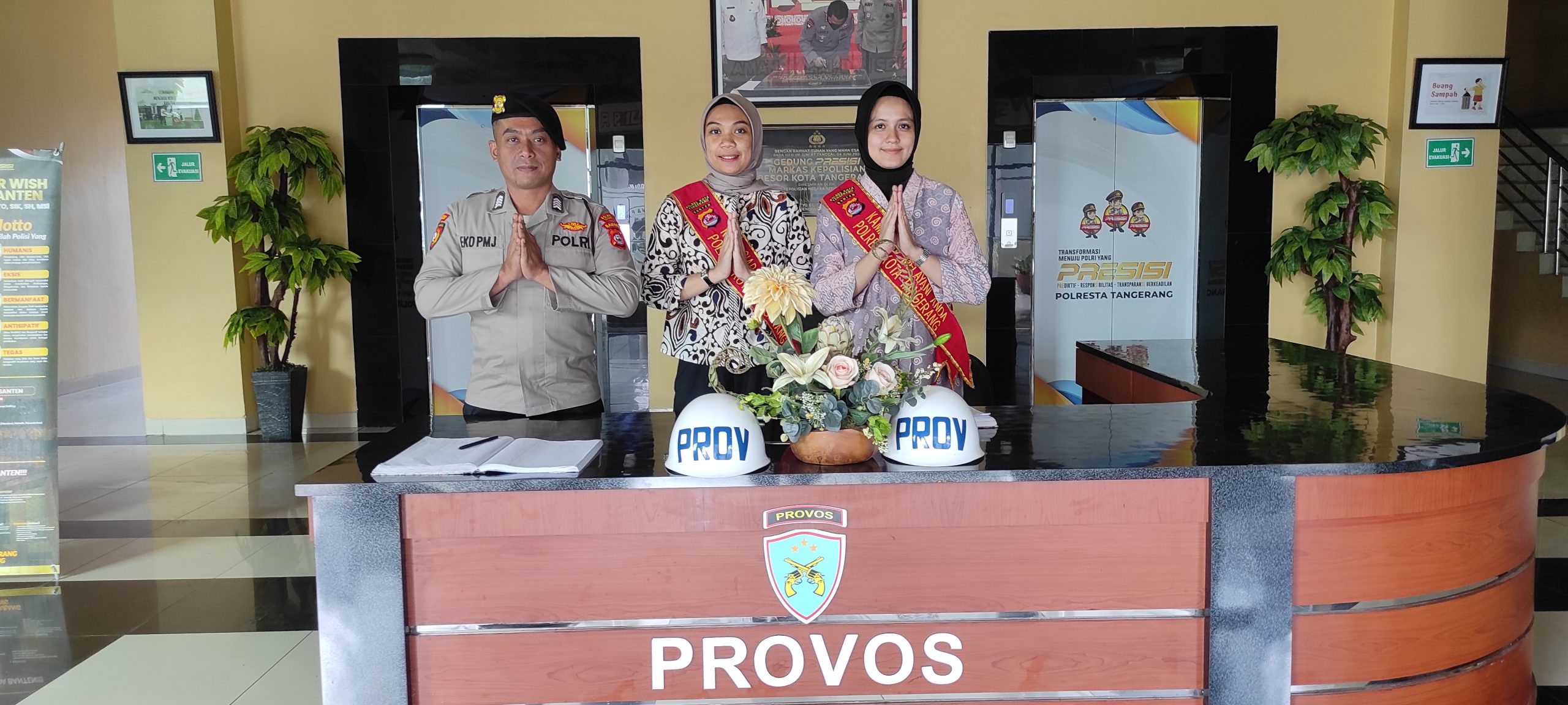 Anggota Sat Pamobvit Polresta Tangerang melaksanakan kegiatan Penjagaan Mako Polresta Tangerang dengan menggunakan Secdoor dan Metal Detector