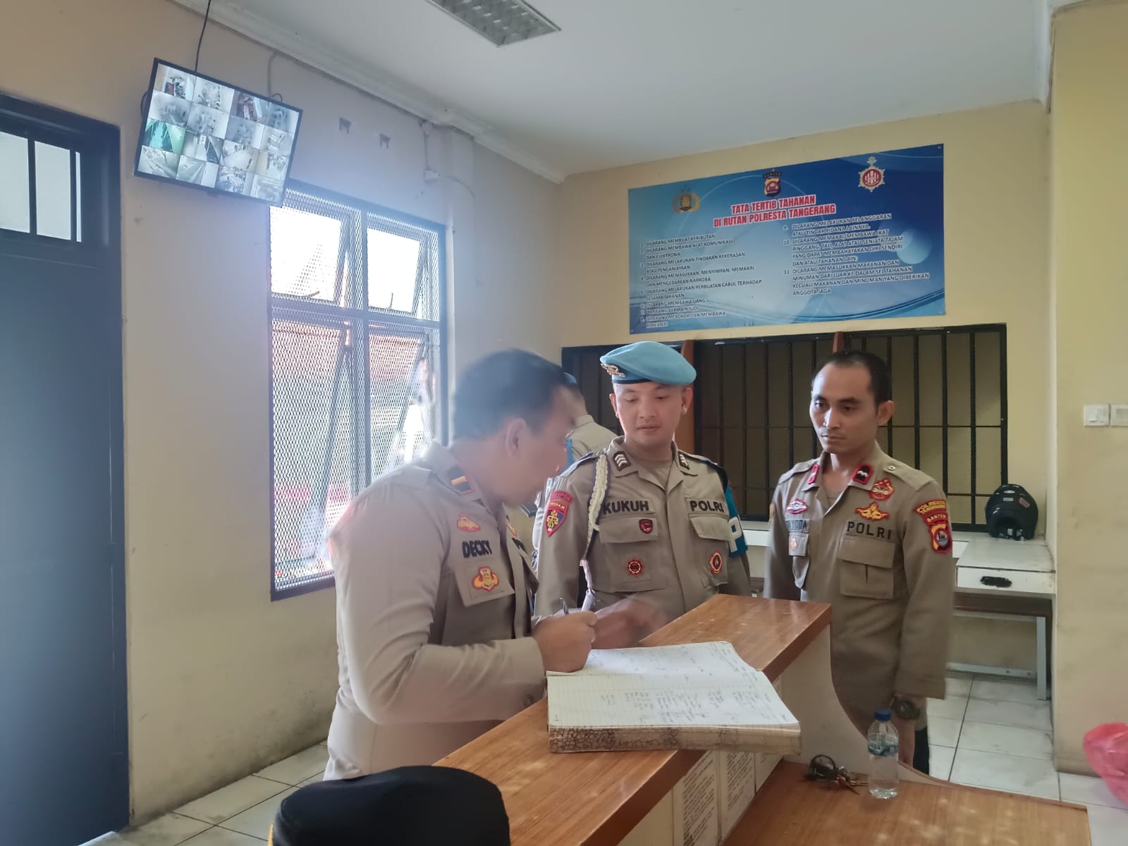 Perwira Sat Reskrim Lakukan Pengecekan Ruang Tahanan Saat Piket Wapawas