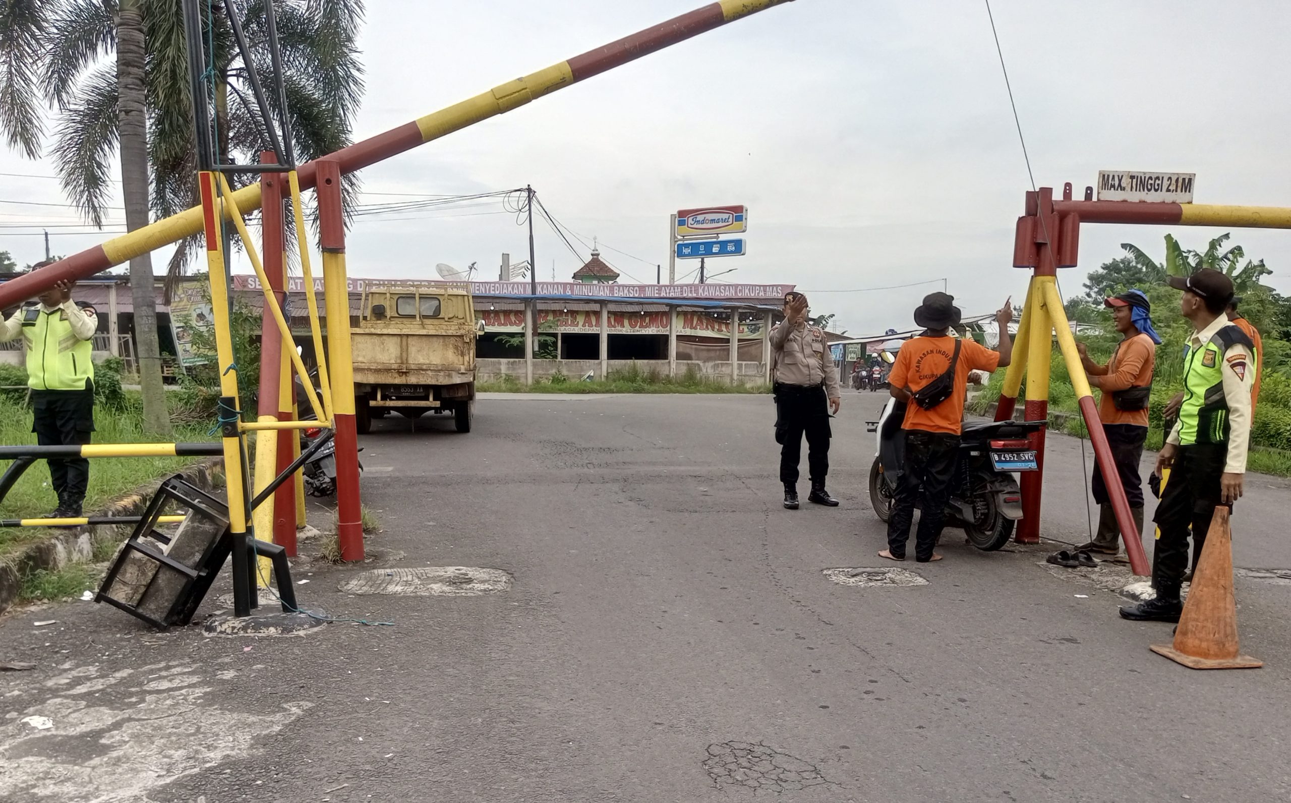 Anggota Sat Pamobvit Polresta Tangerang melaksanakan pengamanan bersama security Cikupamas di area Bhumimas I kawasan Cikupamas