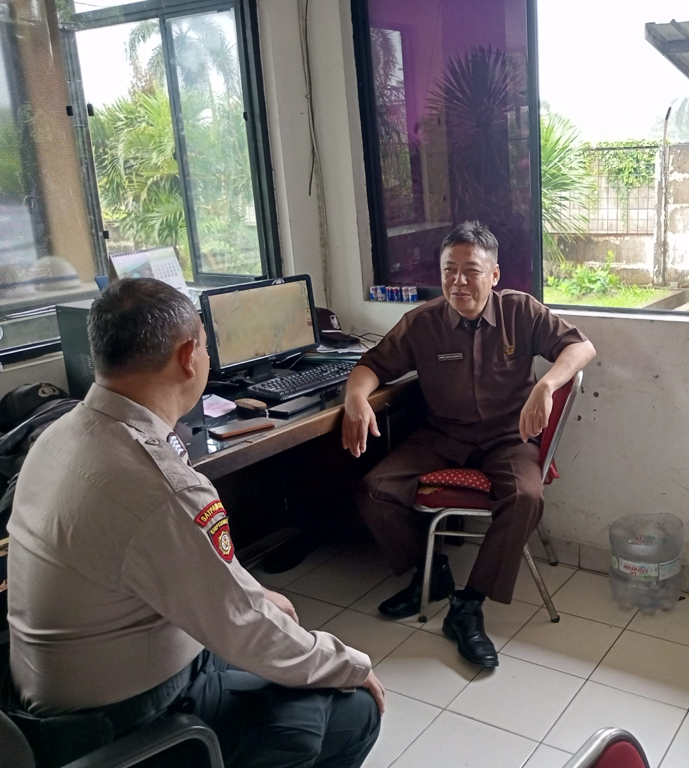 Personil Sat Pamobvit Polresta Tangerang melaksanakan patroli dialogis di kantor pengelola kawasan industri Cikupamas