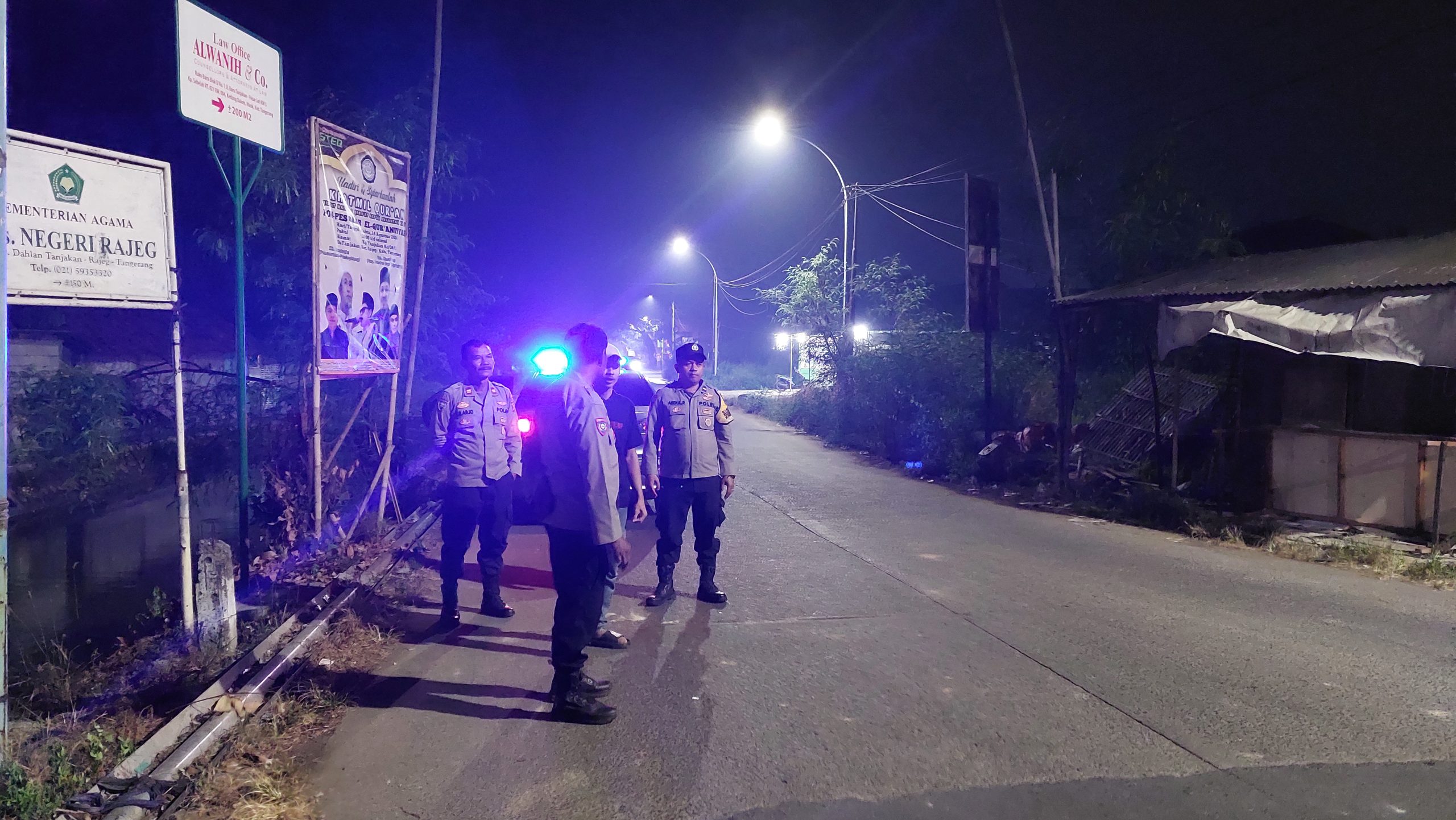 Kegiatan patroli mobile polsek rajeg pada malam hari