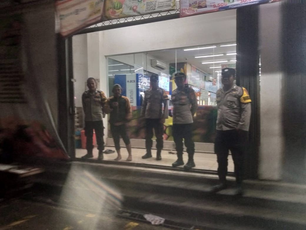 Kegiatan cipkon patroli mobile polsek rajeg antisipasi gangguan kamtibmas pada malam hari