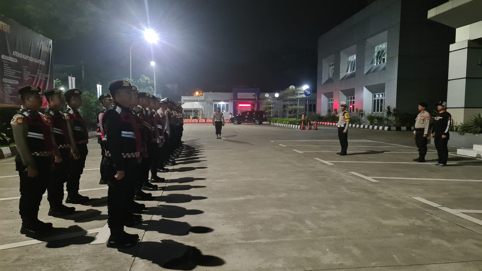 Anggota Sat Intelkam Polresta Tangerang melaksanakan Apel Malam piket Fungsi di Halaman Mapolresta Tangerang
