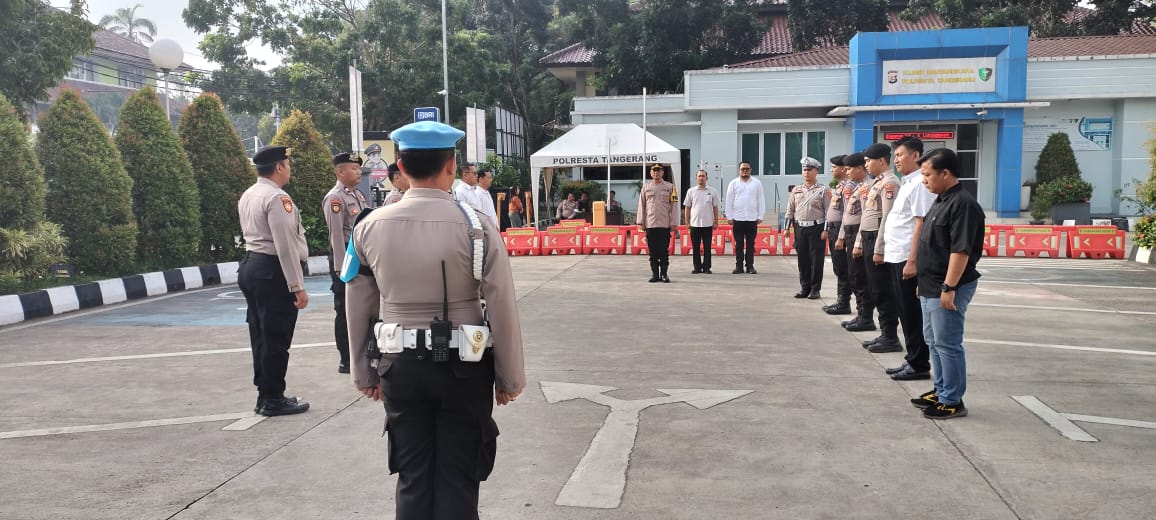 Anggota Sat Intelkam Polresta Tangerang melaksanakan Apel serah terima piket Fungsi di Halaman Mapolresta Tangerang