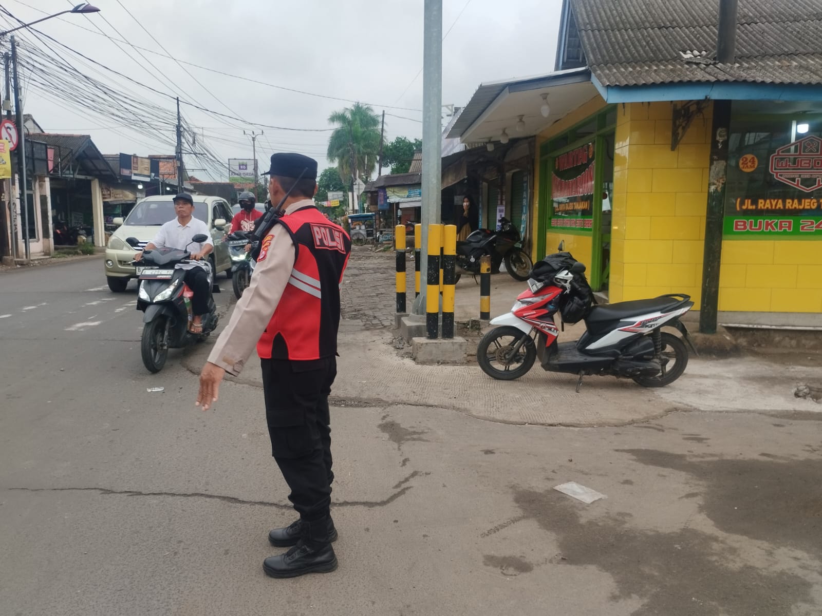Demi terciptanya lalin yg tertib dan lancar, Kanit Samapta Polsek Rajeg, rutin gatur lalin pagi hari di TL Kukun.