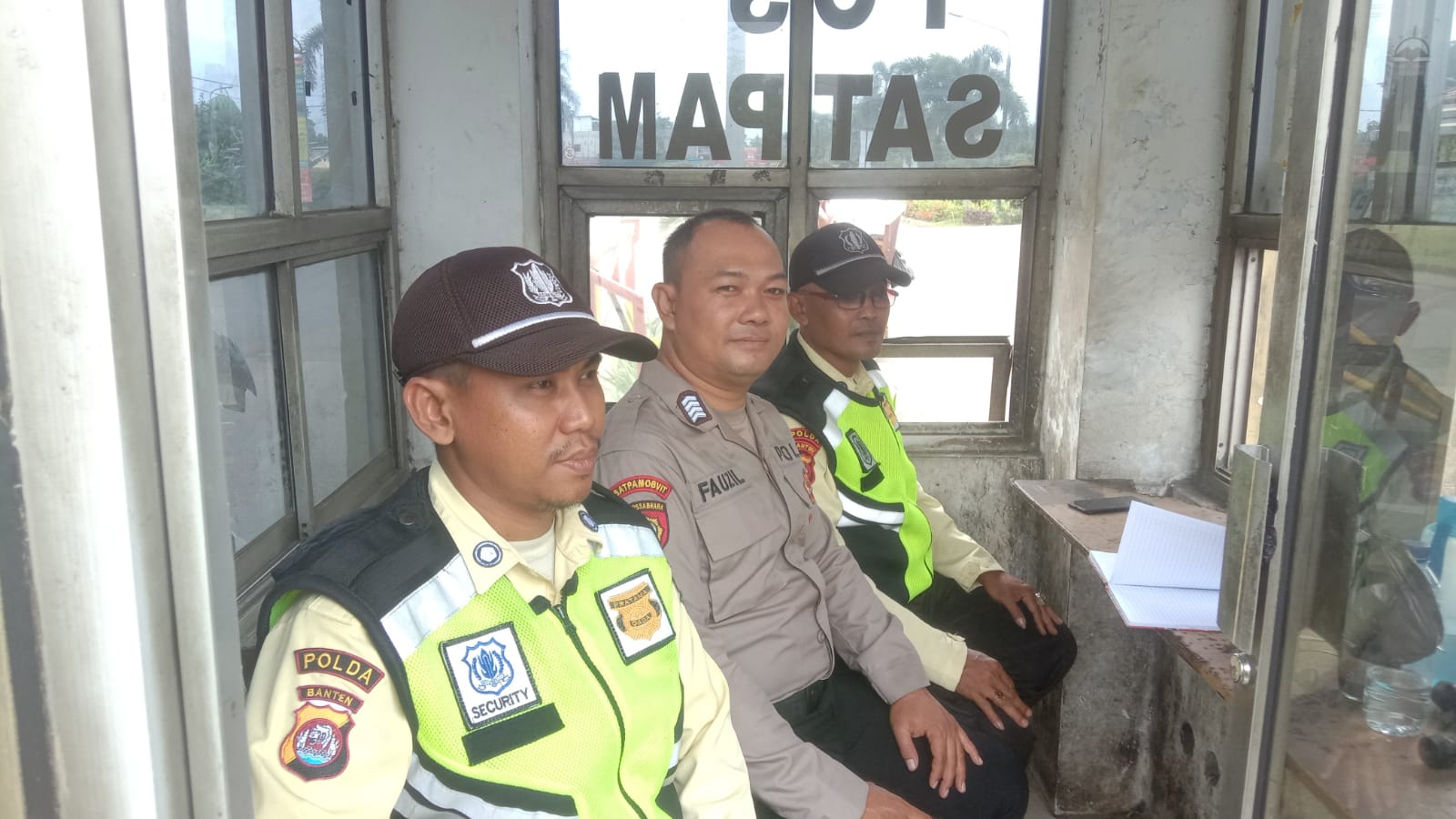 Personil Sat Pamobvit Polresta Tangerang melaksanakan pengamanan di kawasan industri Cikupamas bersama security Cikupamas