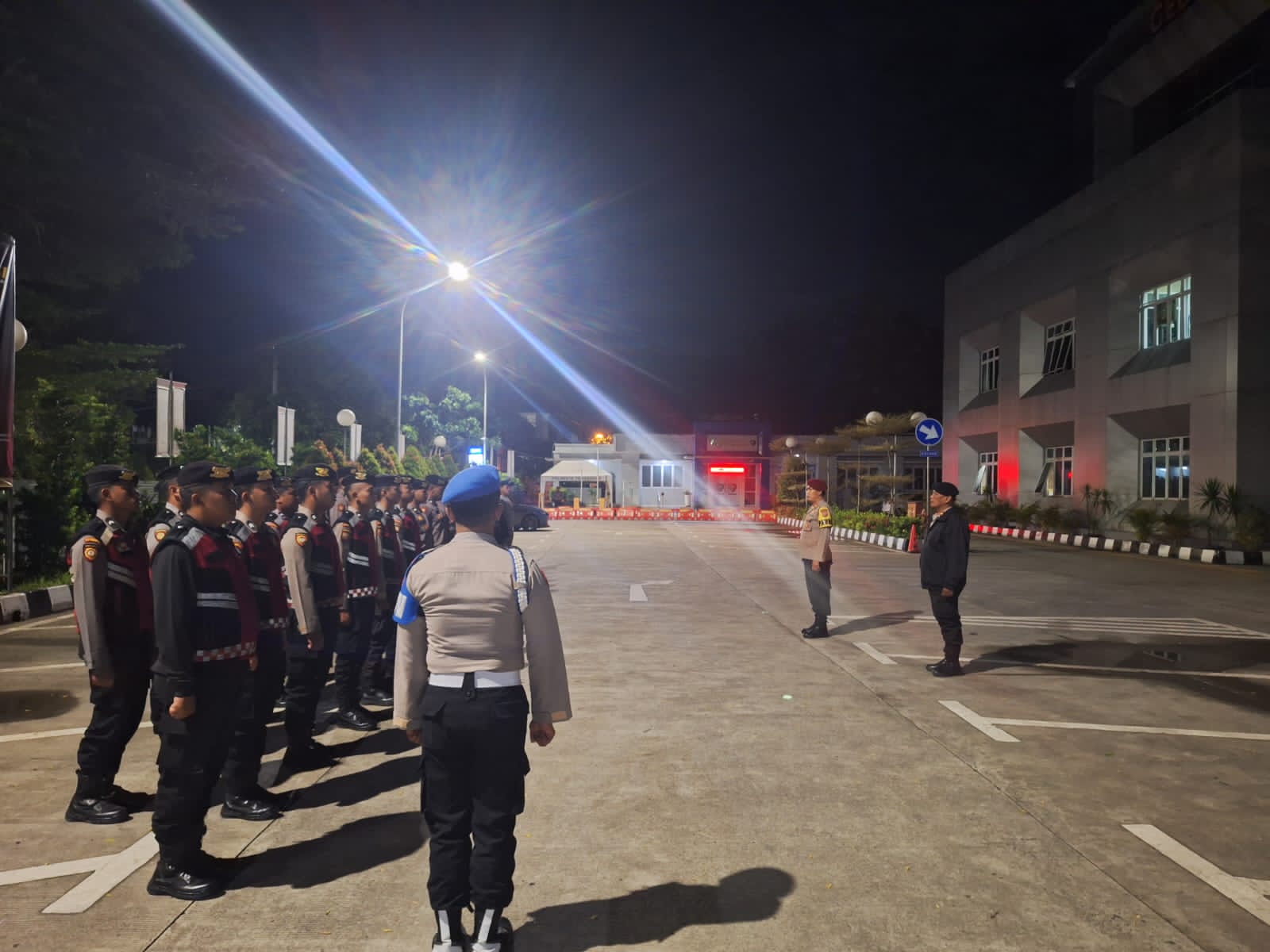 Anggota Sat Intelkam Polresta Tangerang melaksanakan Apel Malam piket Fungsi di Halaman Mapolresta Tangerang