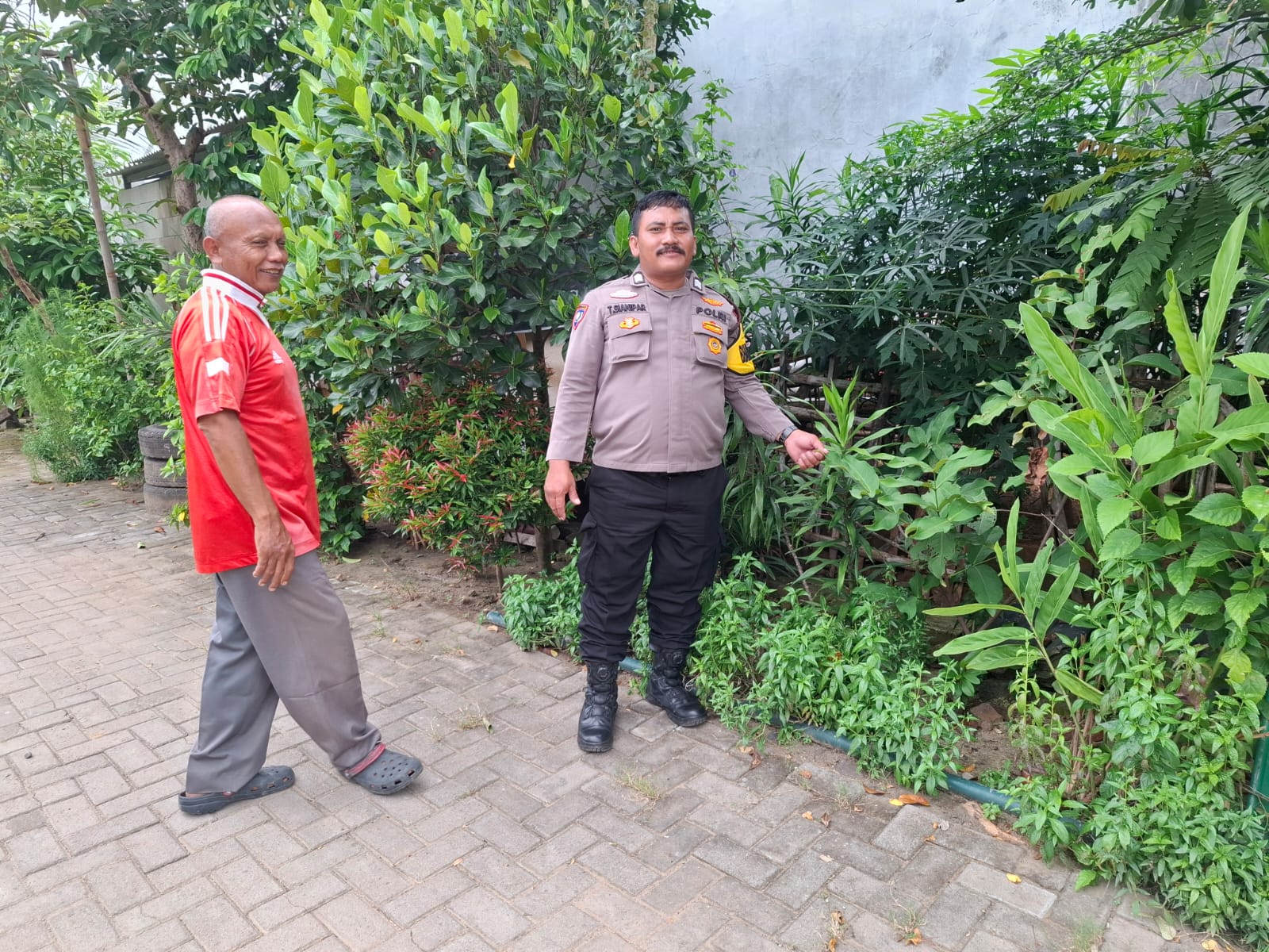Dalam mendukung program Ketahanan Pangan Polsek Rajeg Polresta Tangerang Gelar Program Kapolda Banten Poliran dan Pendataan Pekarangan Lestari di Kecamatan Rajeg