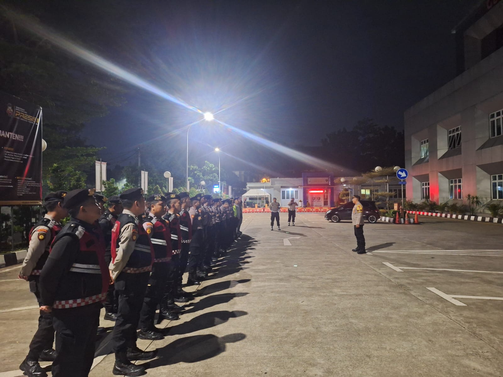 Anggota Sat Intelkam Polresta Tangerang melaksanakan Apel Malam piket Fungsi di Halaman Mapolresta Tangerang