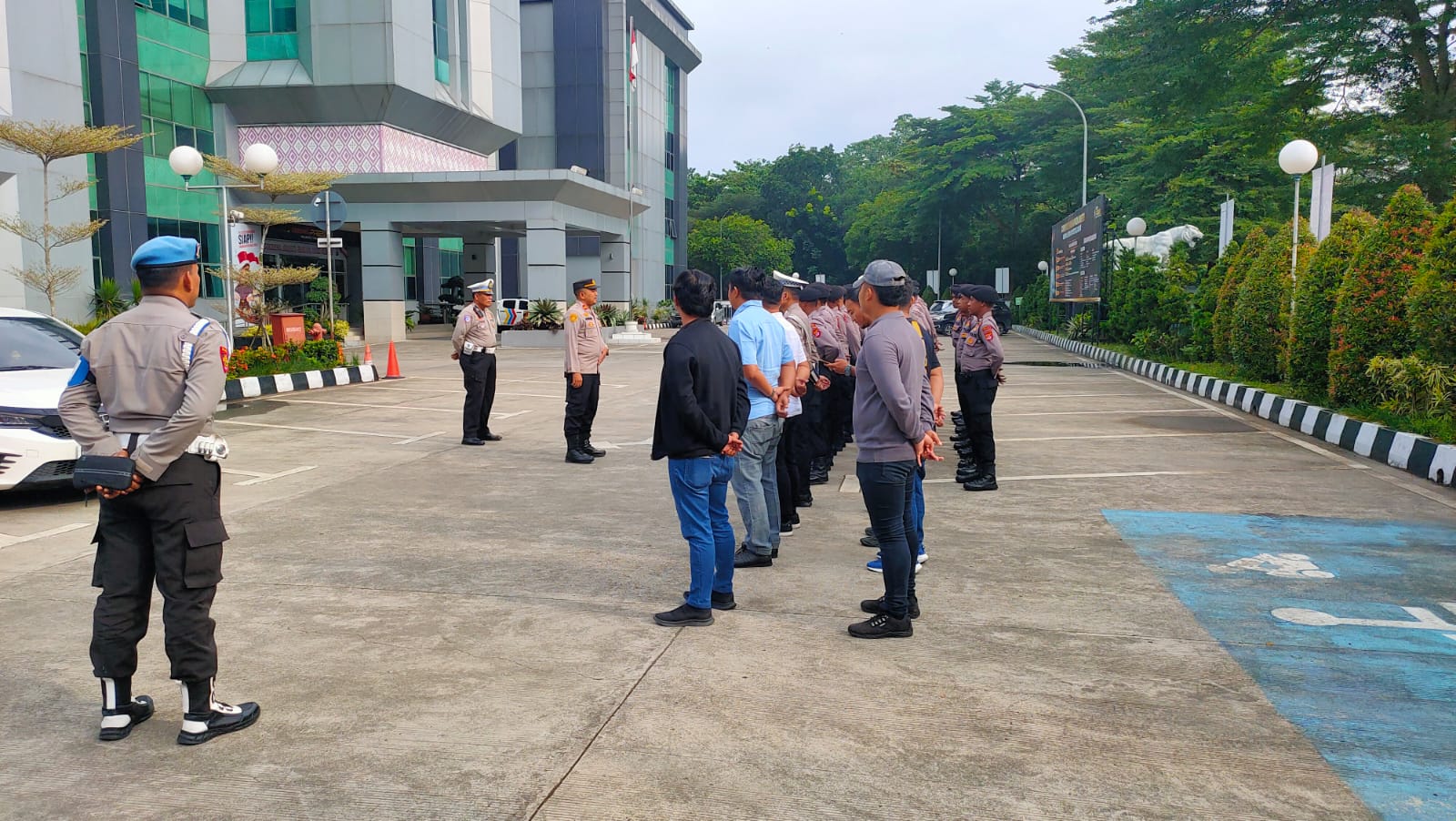 Anggota Sat Intelkam Polresta Tangerang melaksanakan Apel serah terima piket Fungsi di Halaman Mapolresta Tangerang