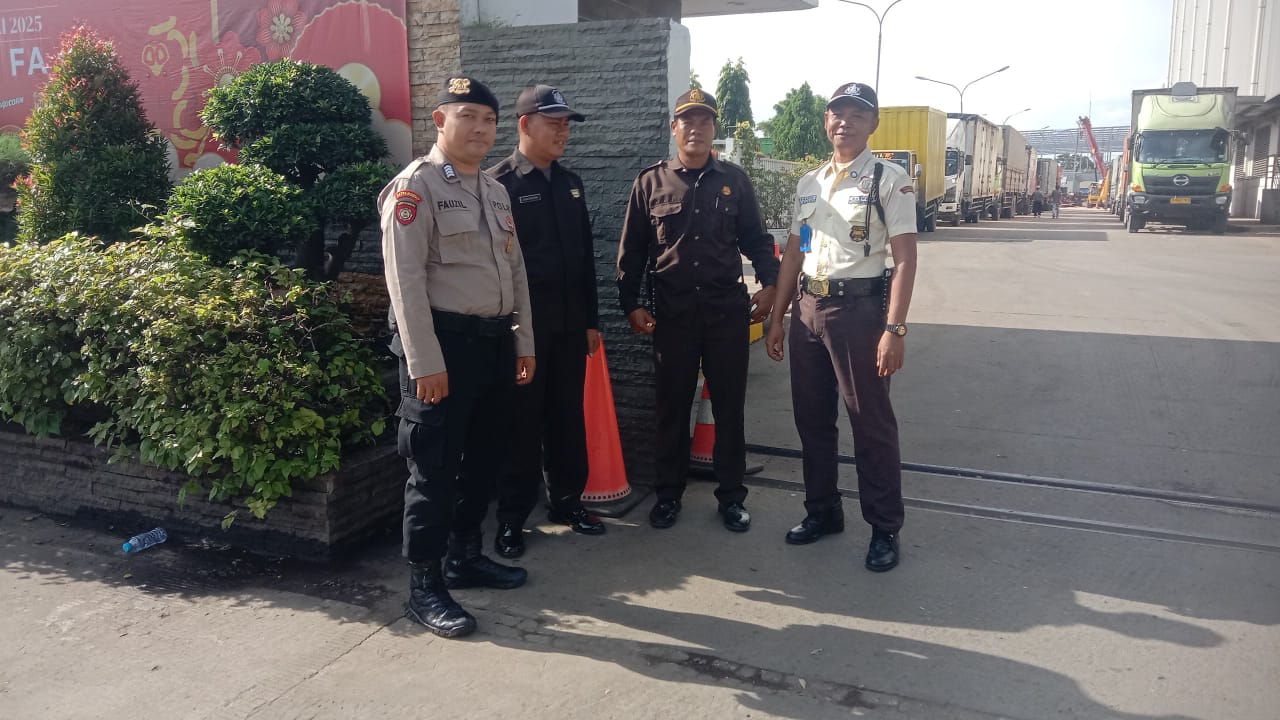Personil Sat Pamobvit Polresta Tangerang bersama security kawasan Cikupamas melaksanakan patroli di Jl.Bhumimas II kawasan industri Cikupamas