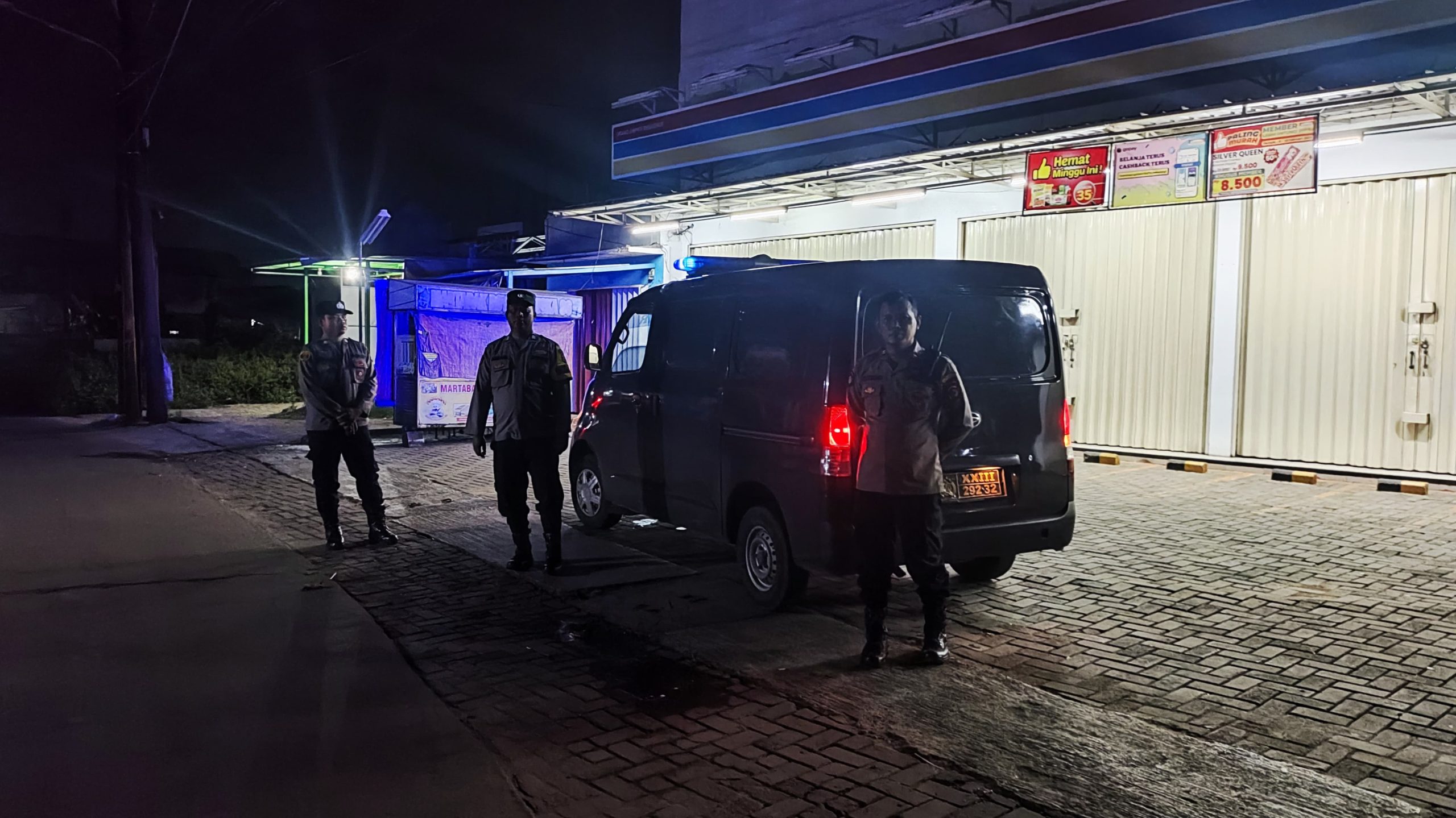 Kegiatan patroli mobile polsek rajeg pada malam hari antisipasi gangguan kamtibmas