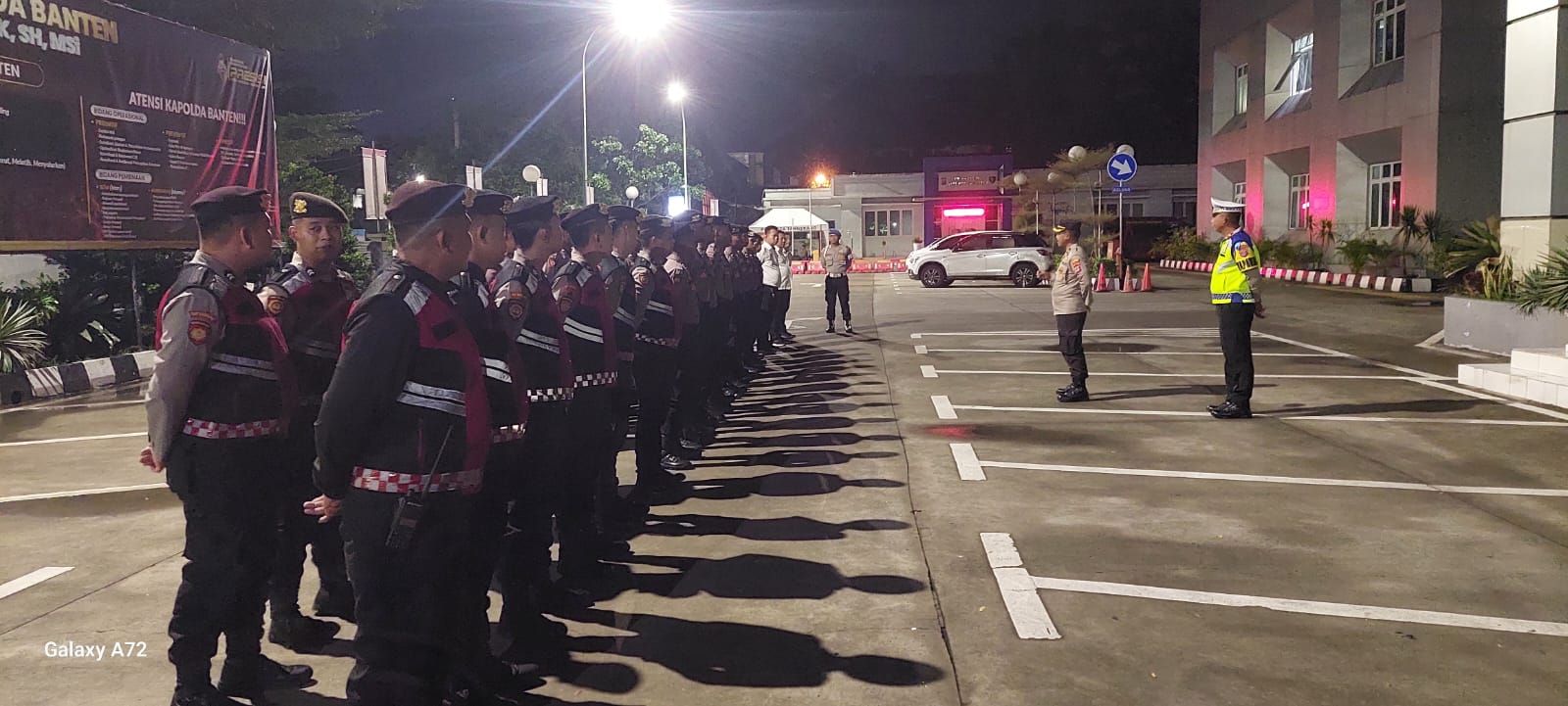 Anggota Sat Intelkam Polresta Tangerang melaksanakan Apel Malam piket Fungsi di Halaman Mapolresta Tangerang