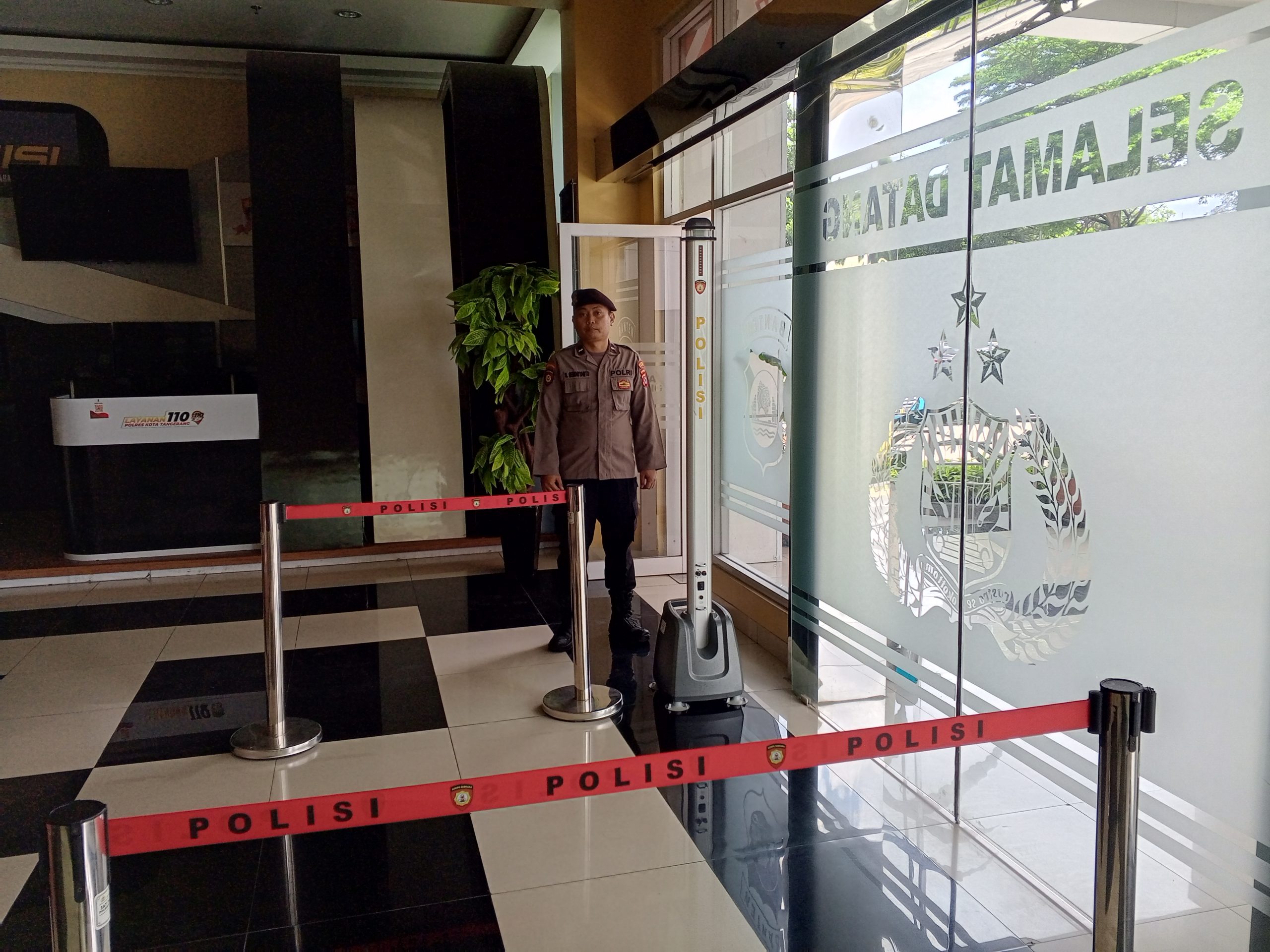 Anggota Sat Pamobvit Polresta Tangerang melaksanakan kegiatan Penjagaan Mako Polresta Tangerang