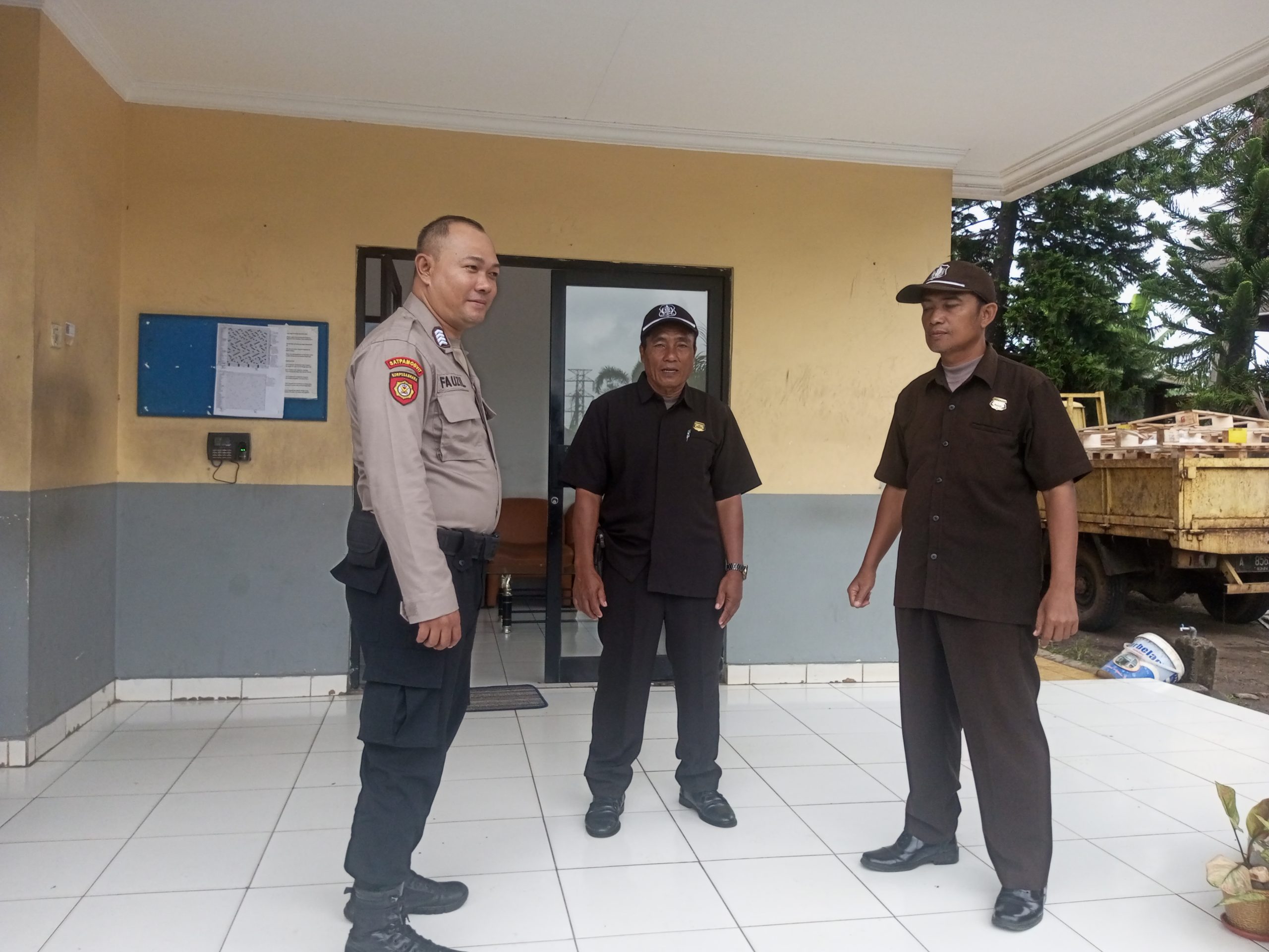 Anggota Sat Pamobvit Polresta Tangerang melaksanakan pengamanan di kantor pengelola kawasan Cikupamas