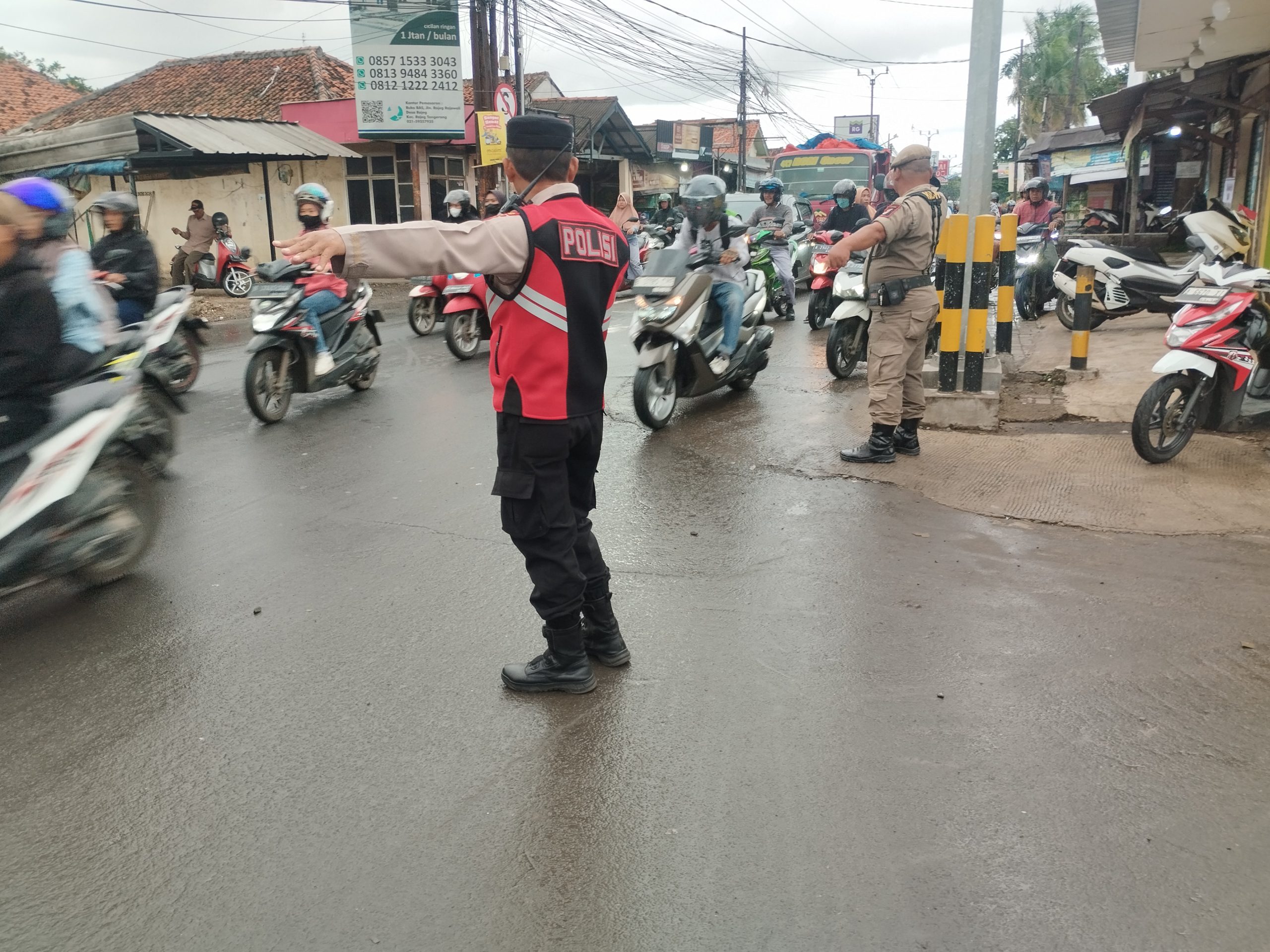 Berikan pelayanan kepada masyarakat pengguna jalan, Kanit Samapta Polsek Rajeg giat gatur lalin pagi hari di TL Kukun.
