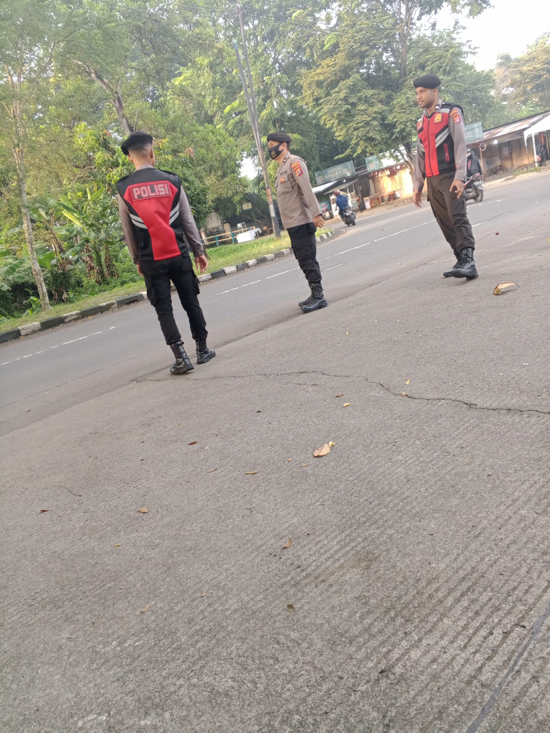 Anggota Sat Pam Obvit Melaksanakan Kegiatan Pengaturan Pengaturan Arus Lalu Lintas dipertigaan Pos Jalan Pemda Tigaraksa
