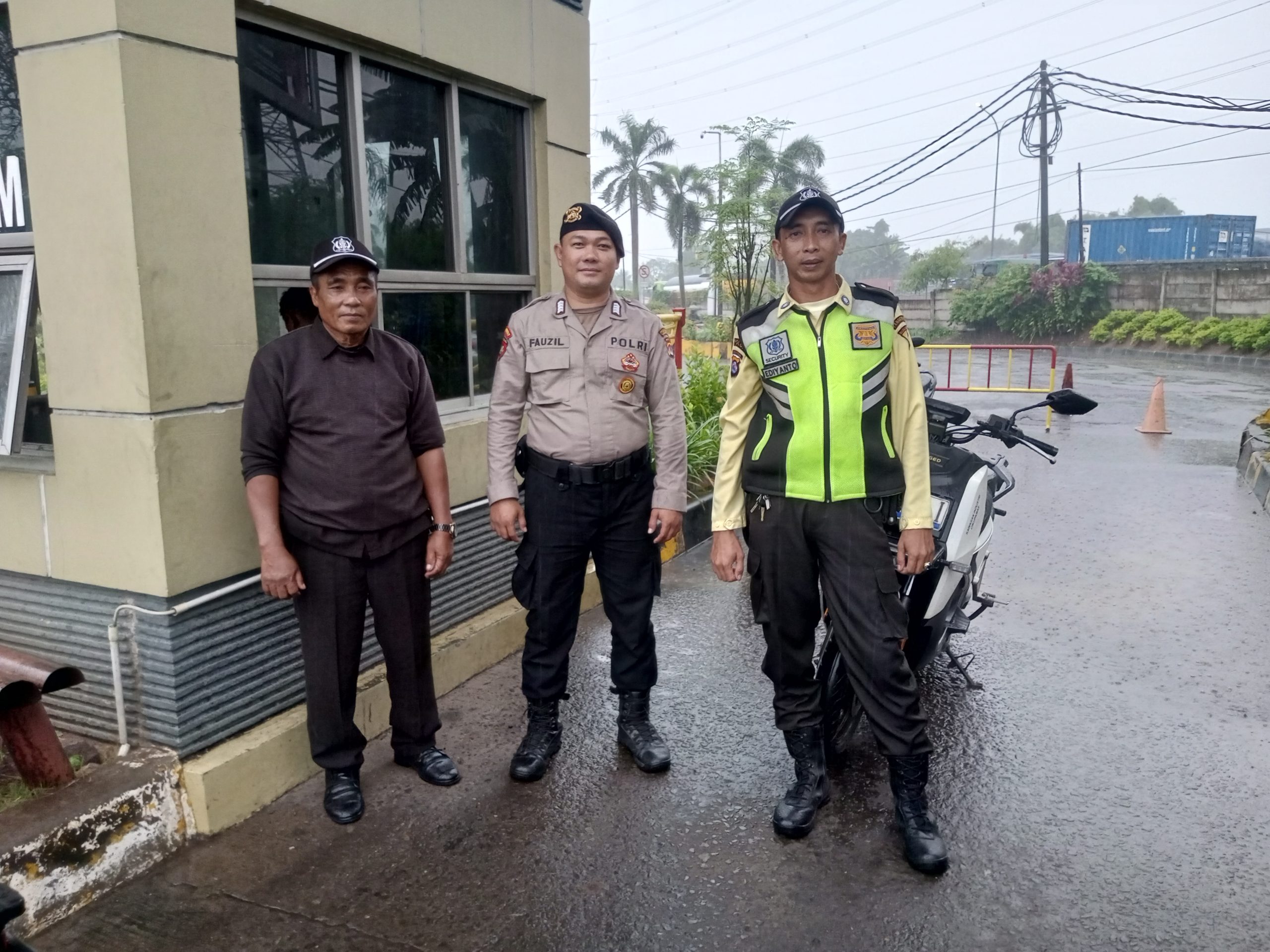Anggota Sat Pambovit Polresta Tangerang bersama security melaksanakan pengamanan di gerbang masuk Kawasan Industri Cikupamas.