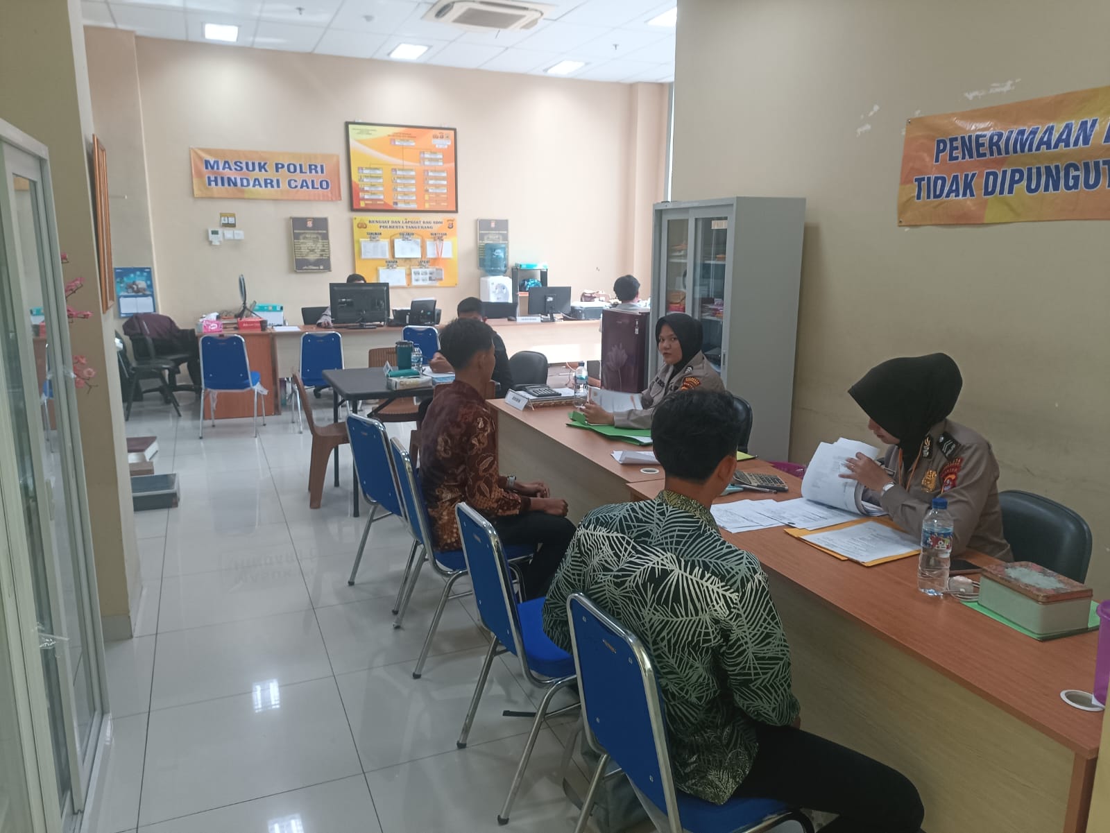 Anggota Siwas Polresta Tangerang Laksanakan pengecekan rikmin awal penerimaan Polri di Polresta Tangerang