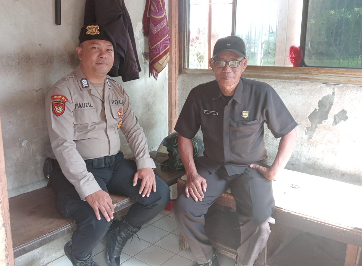 Personil Sat Pamobvit Polresta Tangerang melaksanakan patroli dialogis di pos security kantor pemasaran kawasan industri Cikupamas