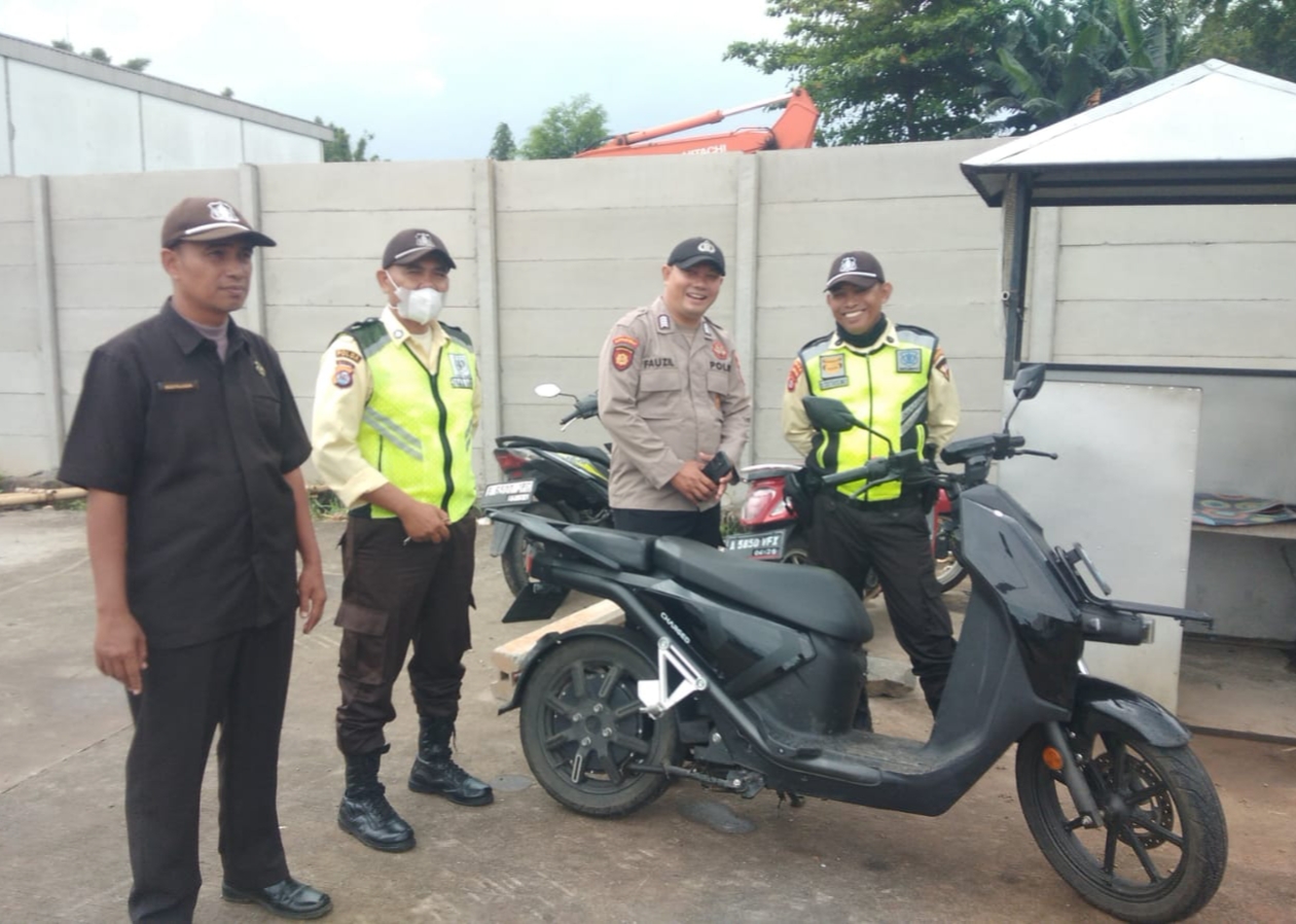Personil Sat Pamobvit Polresta Tangerang bersama security kawasan melaksanakan patroli ke area proyek di mitramas kawasan industri Cikupamas