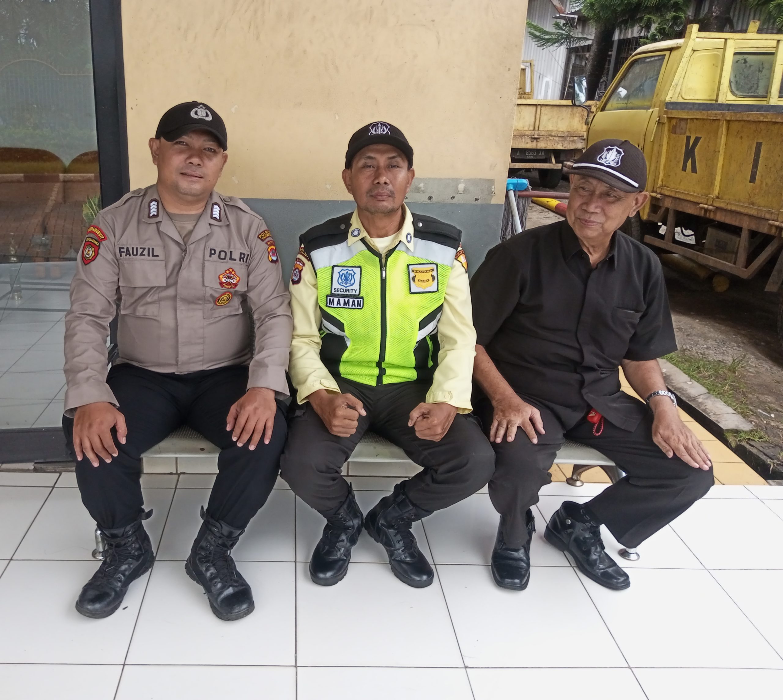 Anggota Sat Pamobvit Polresta Tangerang melaksanakan patroli di kantor pengelola kawasan industri Cikupamas