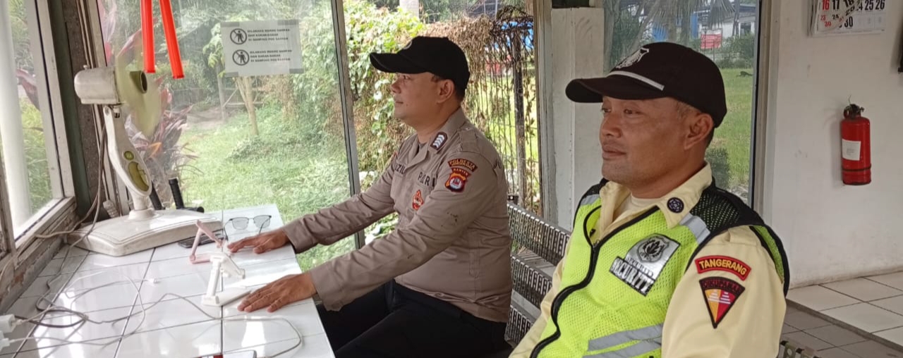 Anggota Sat Pamobvit Polresta Tangerang melaksanakan pengamanan di pos gerbang masuk kawasan industri Cikupamas