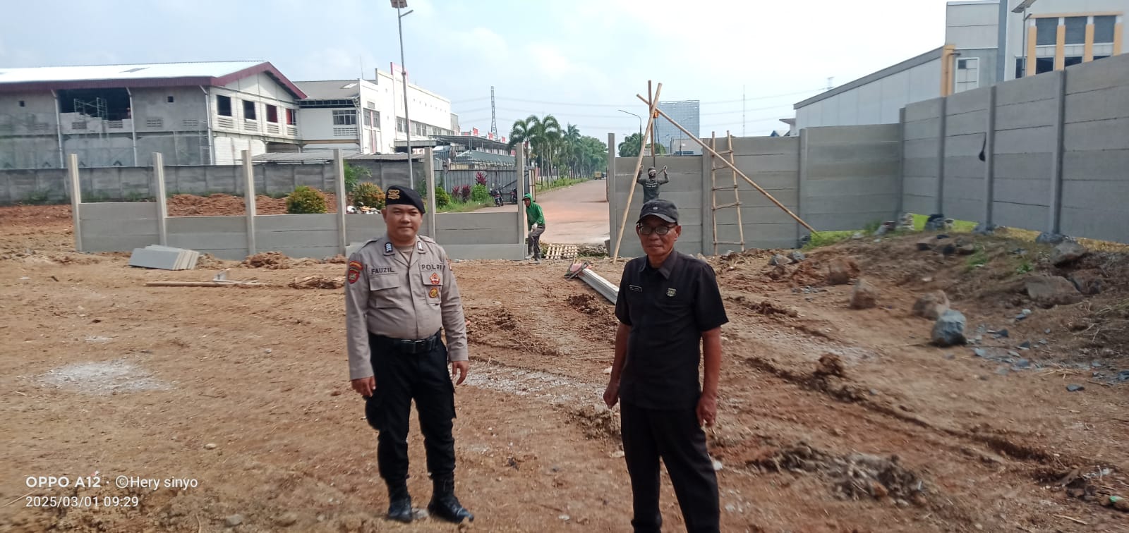 Anggota Sat Pamobvit Polresta Tangerang melaksanakan patroli bersama security di area mitramas kawasan industri Cikupamas