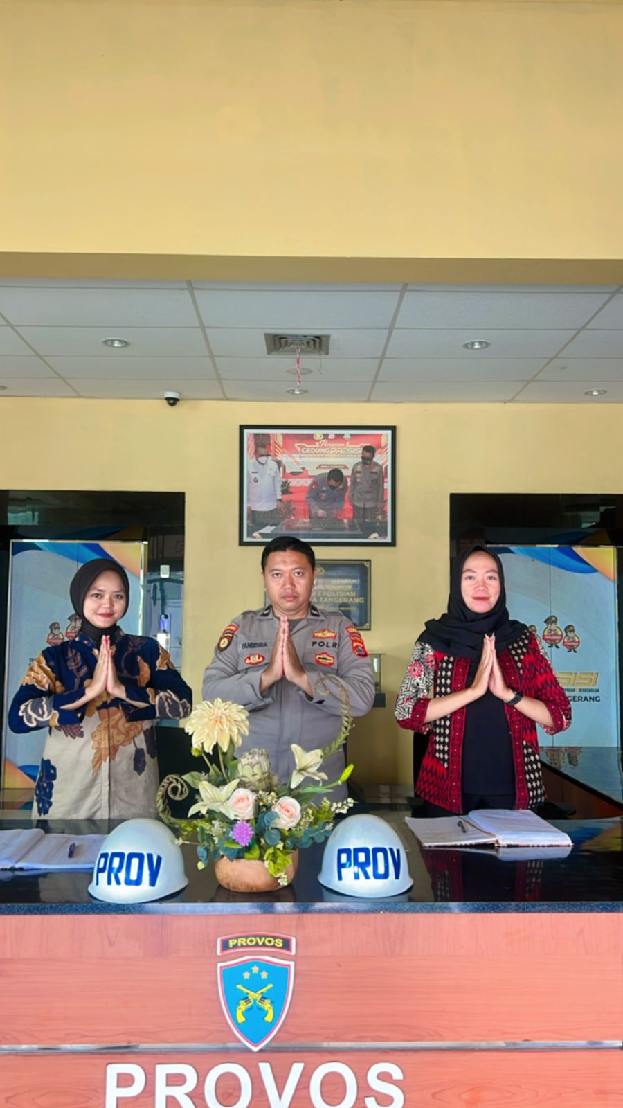 Personil Sat Pamobvit Polresta Tangerang melaksanakan kegiatan Penjagaan Mako Polresta Tangerang dengan menggunakan Secdoor dan Metal Detector.
