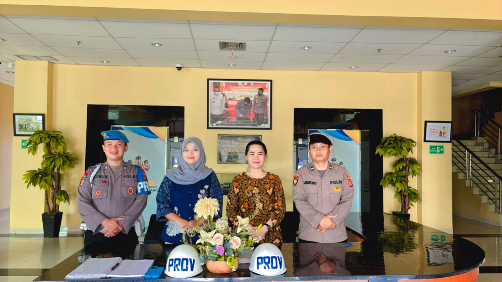 Anggota Sat Pamobvit Polresta Tangerang melaksanakan kegiatan Penjagaan Mako Polresta Tangerang
