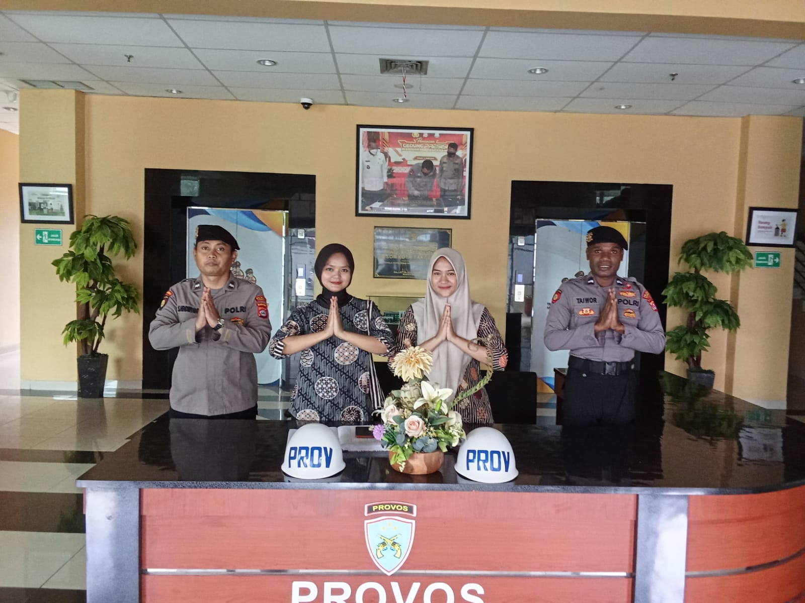 Anggota Sat Pamobvit Polresta Tangerang melaksanakan kegiatan Penjagaan Mako Polresta Tangerang