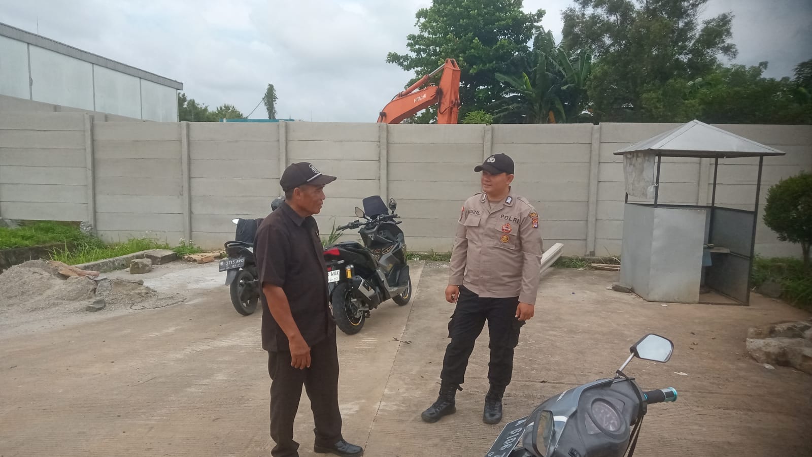 Anggota Sat Pamobvit Polresta Tangerang melaksanakan patroli bersama security di area Mitramas kawasan industri Cikupamas