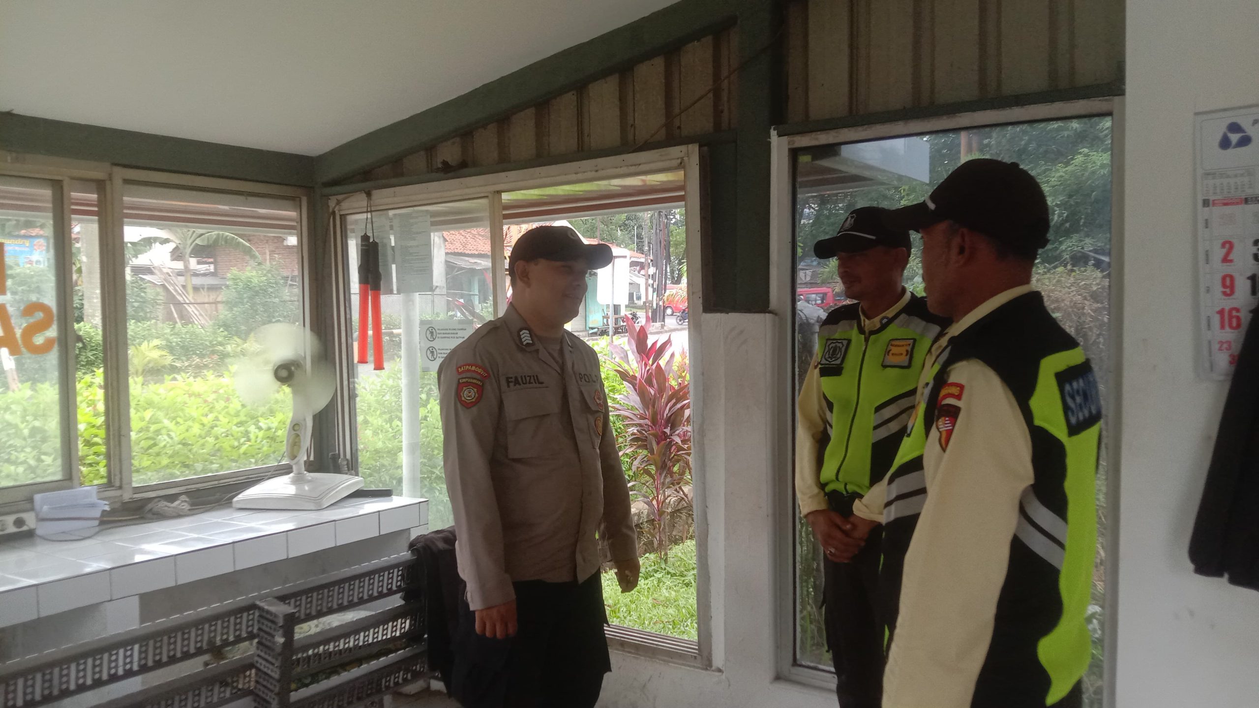 Personil Sat Pamobvit Polresta Tangerang melaksanakan pengamanan bersama security di pos security gerbang masuk kawasan 1 industri Cikupamas