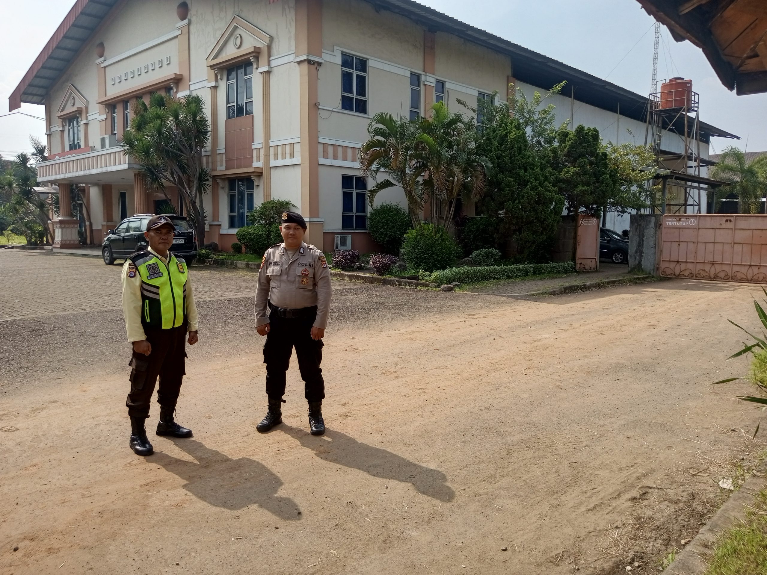 Anggota Sat Pamobvit Polresta Tangerang melaksanakan patroli dialogis di pos security kantor pemasaran dan kontraktor kawasan industri Cikupamas