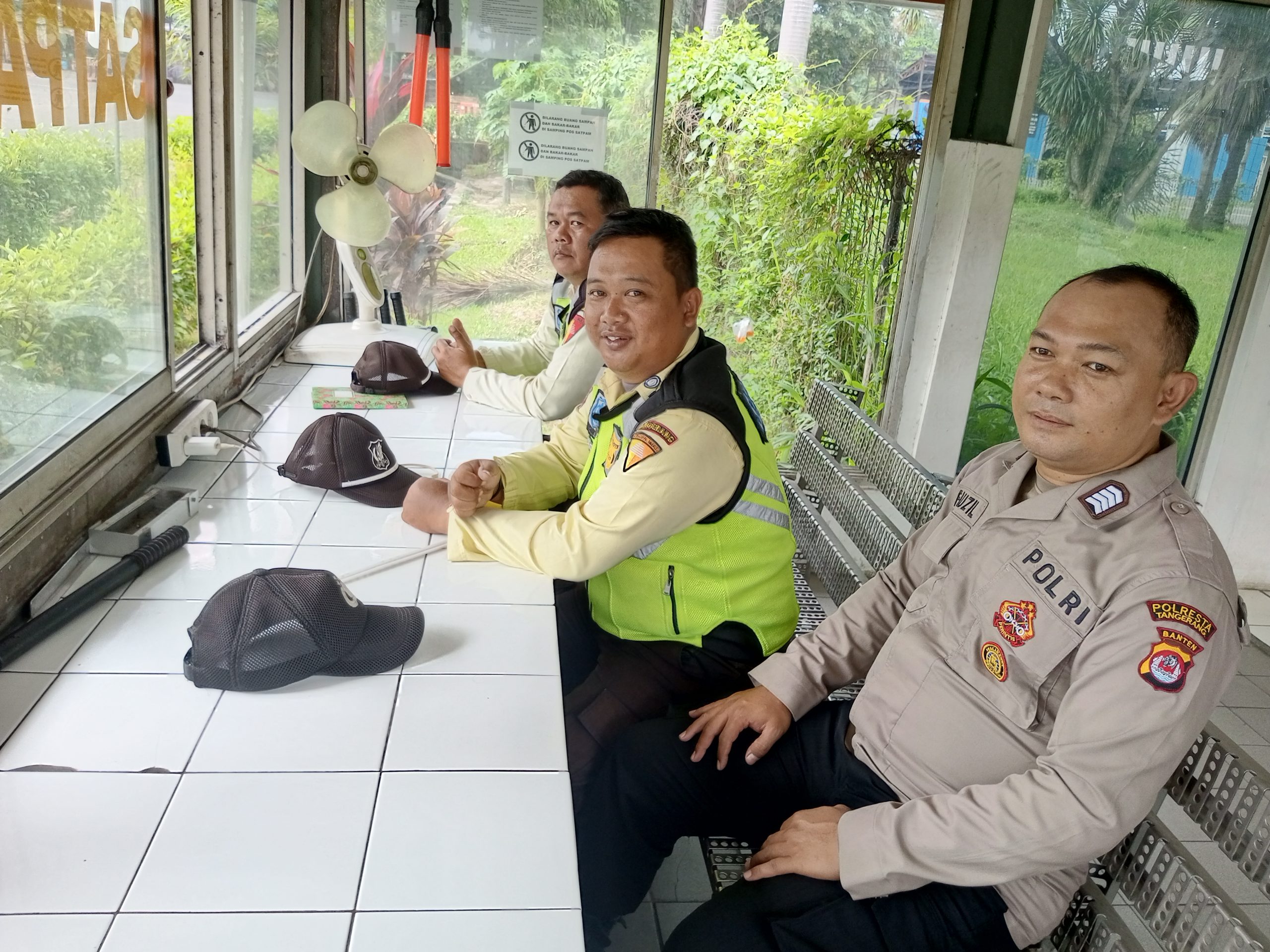 Anggota Sat Pamobvit Polresta Tangerang melaksanakan patroli dialogis di pos security kawasan 1 industri Cikupamas