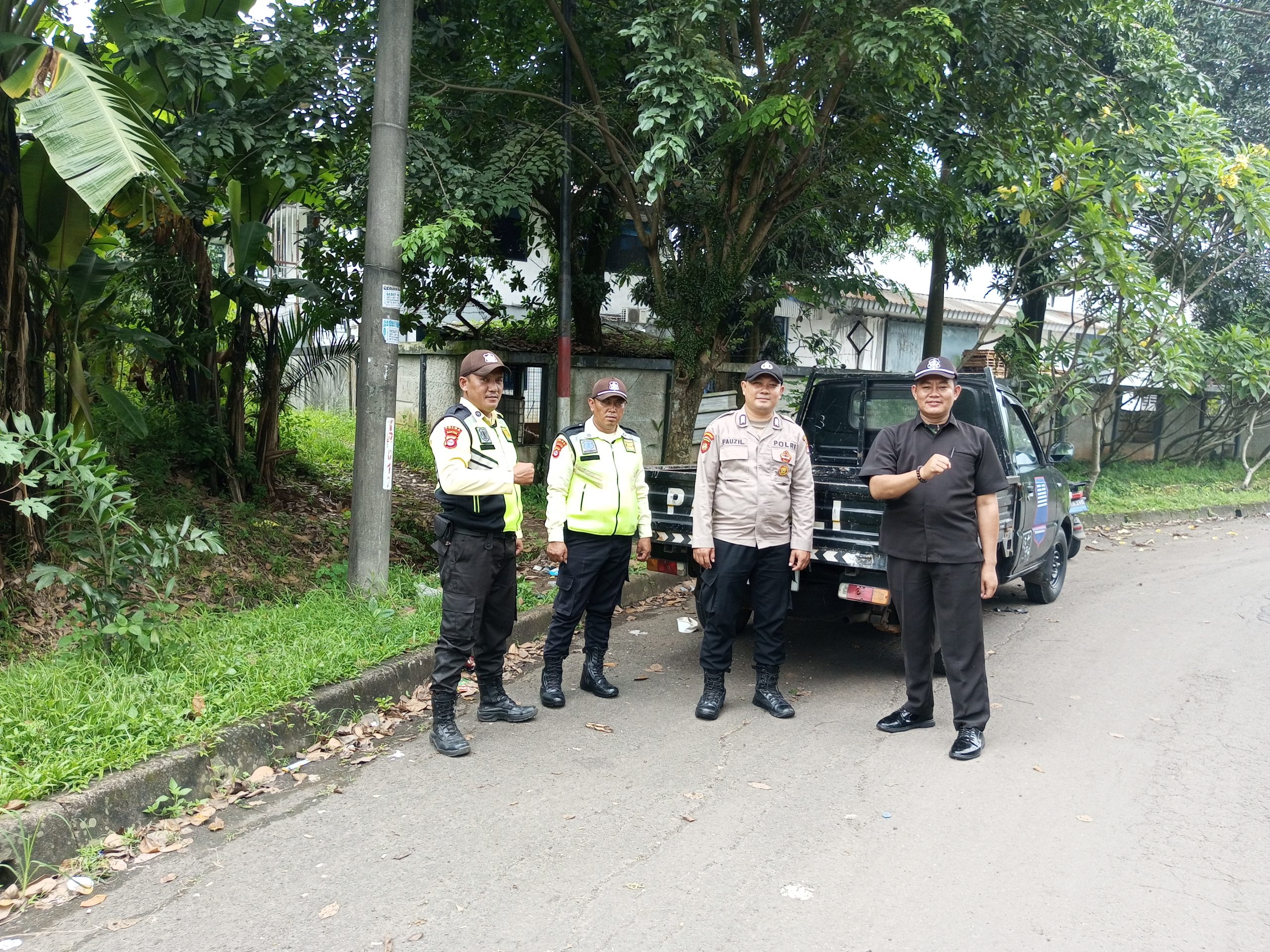 Personil Sat Pamobvit Polresta Tangerang bersama security kawasan cikupamas melaksanakan patroli di kawasan 1 industri Cikupamas