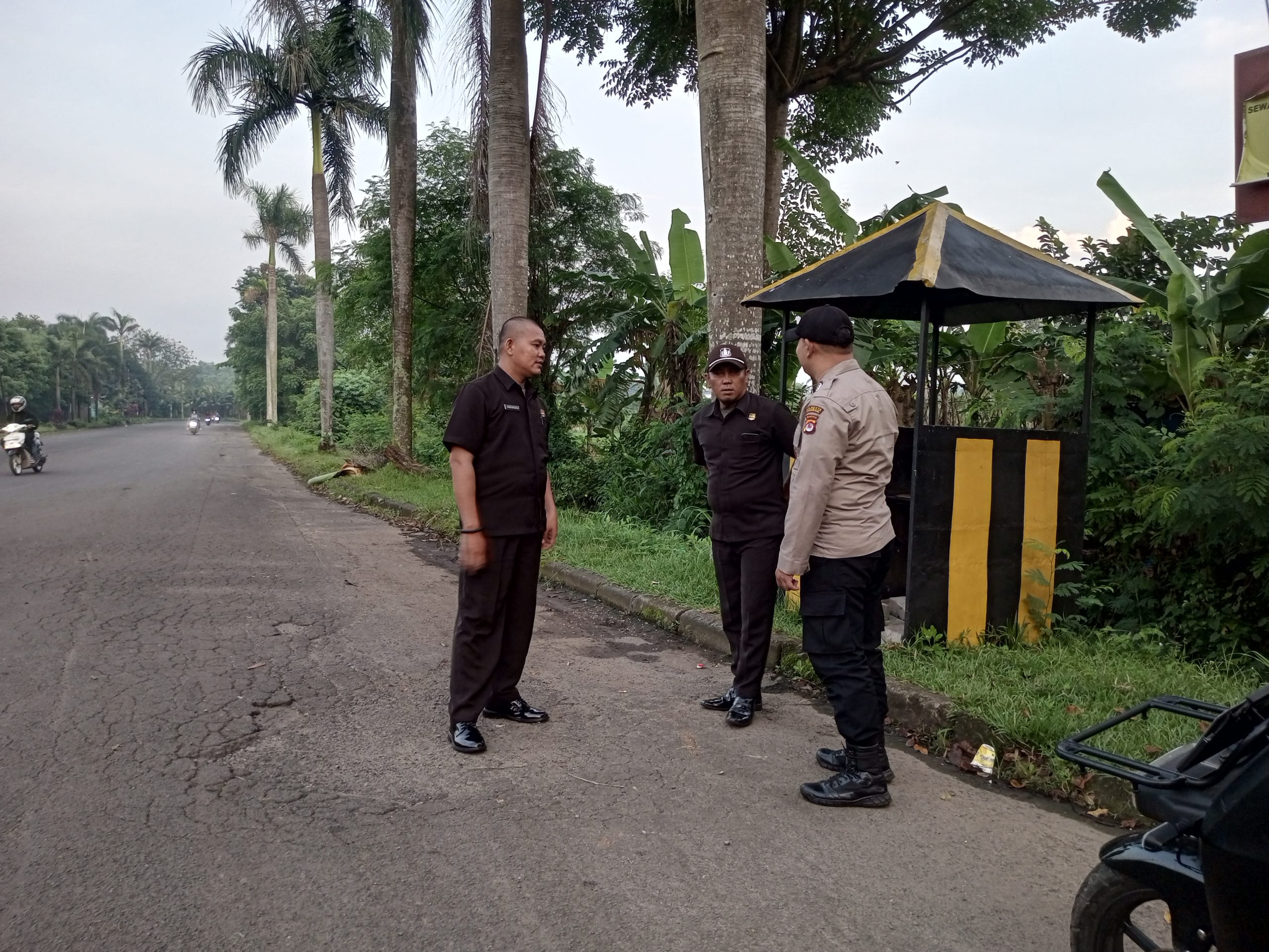 Personil Sat Pamobvit Polresta Tangerang bersama security kawasan melaksanakan patroli di area Talagamas raya Cikupamas