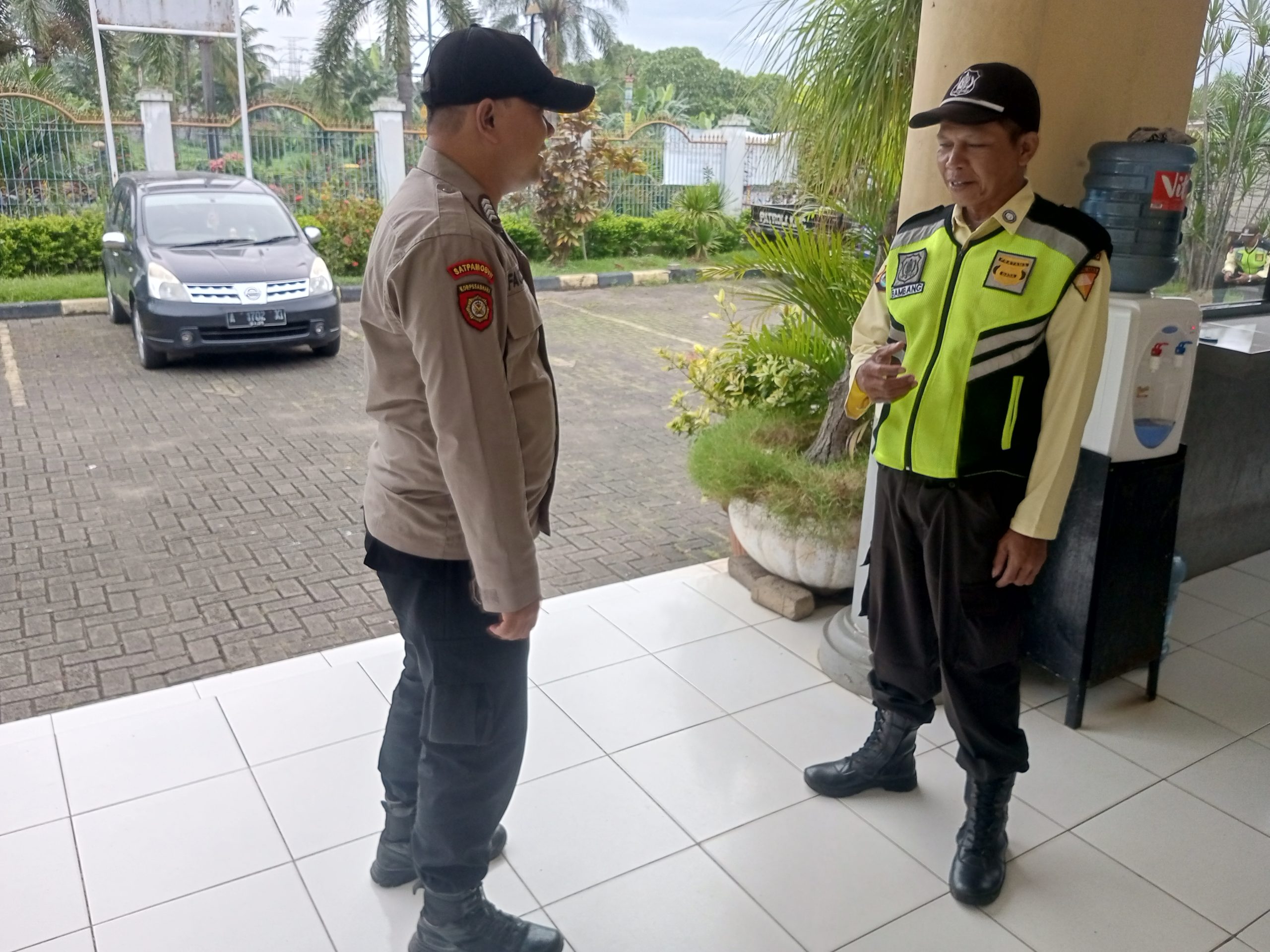 Anggota Sat Pamobvit Polresta Tangerang melaksanakan kegiatan pengamanan di kawasan industri Cikupamas
