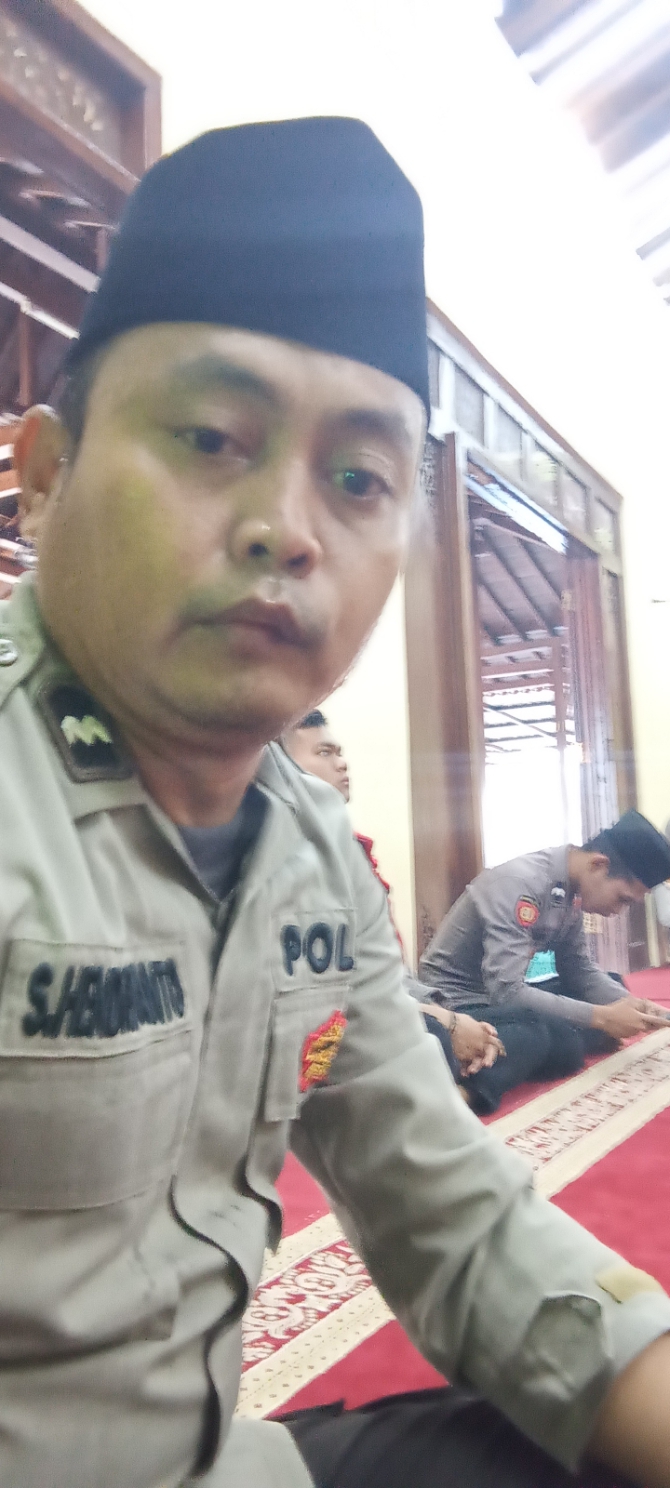 Anggota Sat Pam Obvit Melaksanakan Kegiatan Binrohtal Dimasjid Al latif