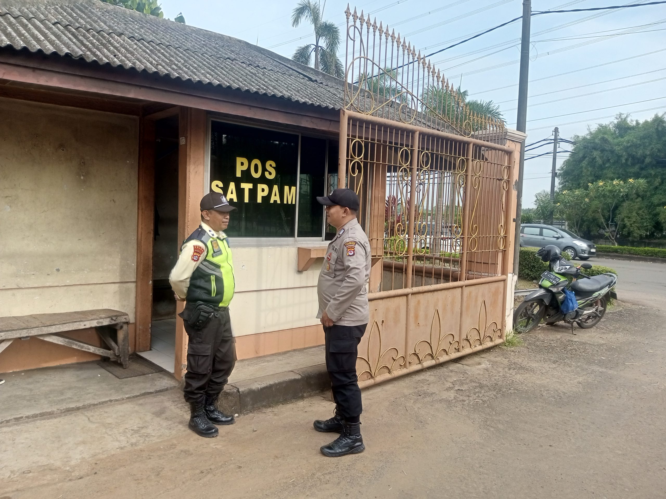 Personil Sat Pamobvit Polresta Tangerang melaksanakan kegiatan pengamanan di kawasan industri Cikupamas