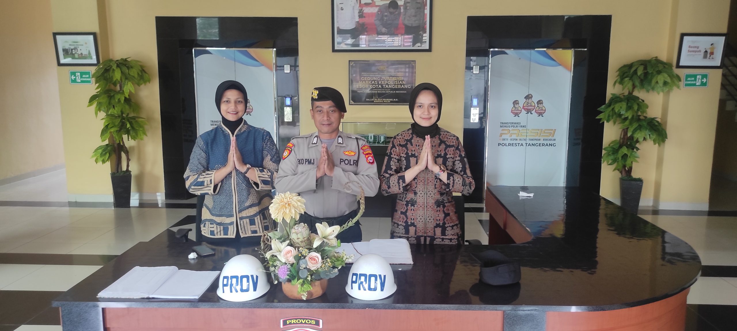 Anggota Sat Pamobvit Polresta Tangerang melaksanakan kegiatan Penjagaan Mako Polresta Tangerang dengan menggunakan Secdoor dan Metal Detector
