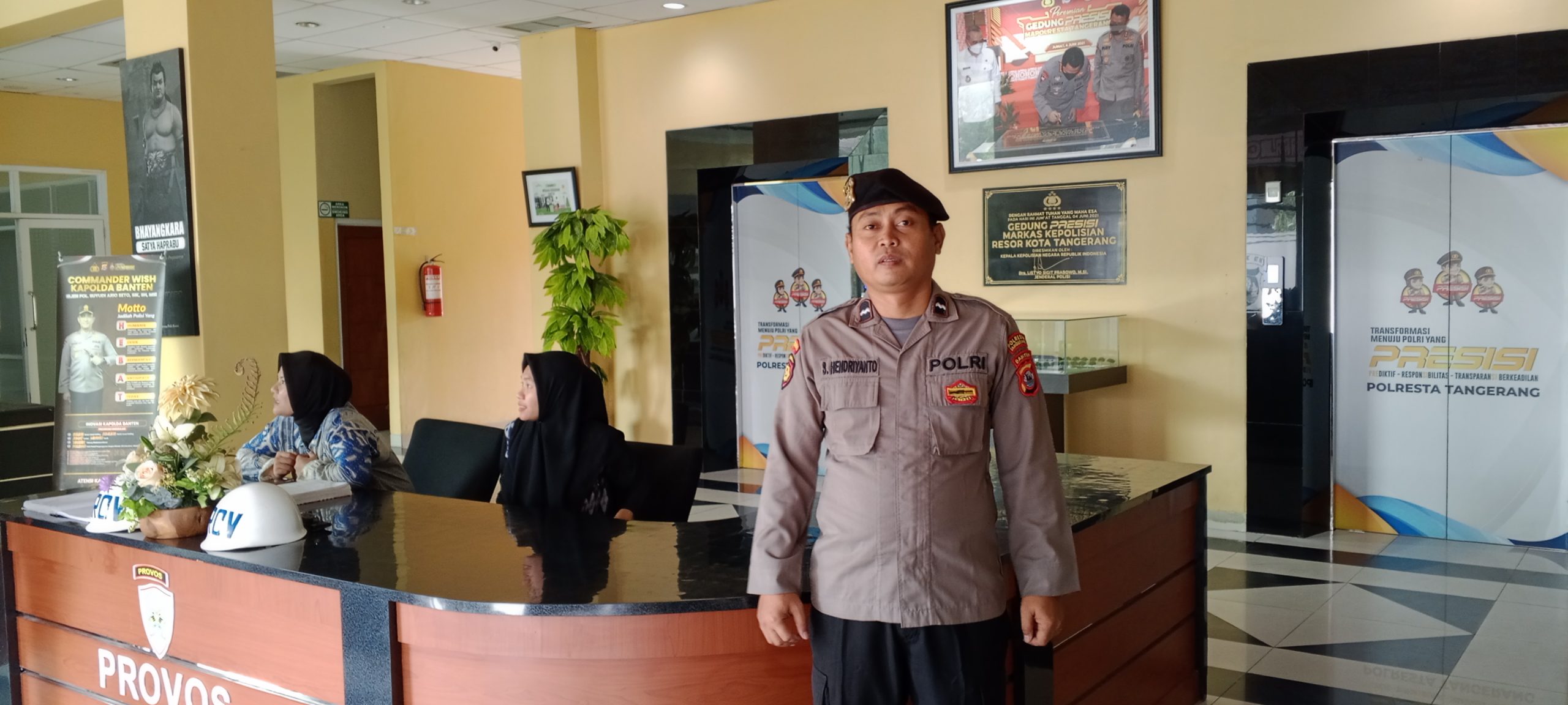 Anggota Sat Pamobvit Polresta Tangerang melaksanakan kegiatan Penjagaan Mako Polresta Tangerang
