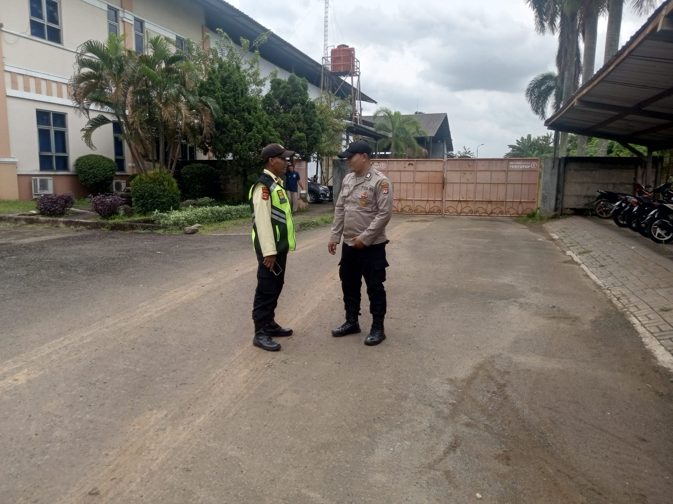 Anggota Sat Pamobvit Polresta Tangerang melaksanakan patroli dan pengecekan ke pos security kantor pemasaran kawasan industri Cikupamas