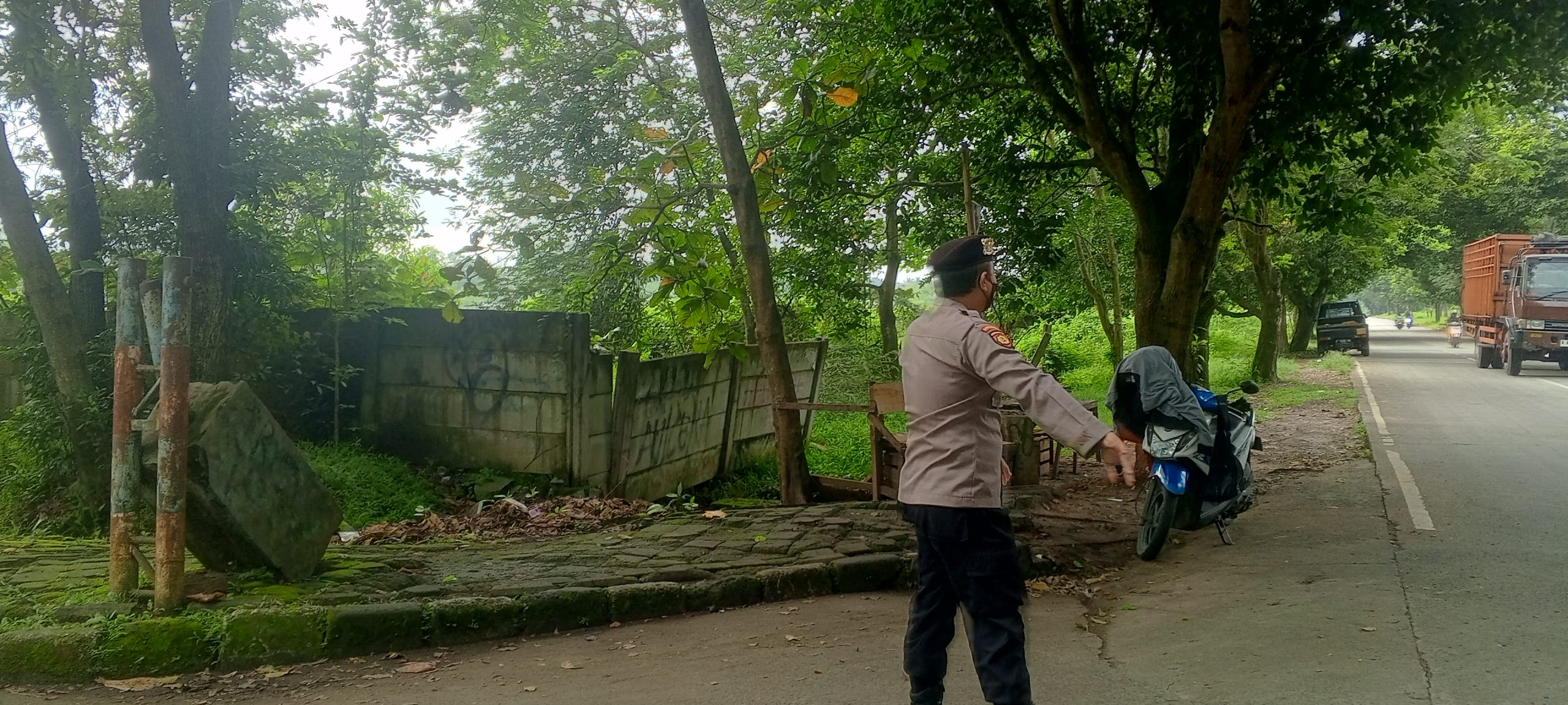 Anggota Sat Pam Obvit Melaksanakan Kegiatan Lalin dipertigaan simpang tiga arah pemda Tigaraksa
