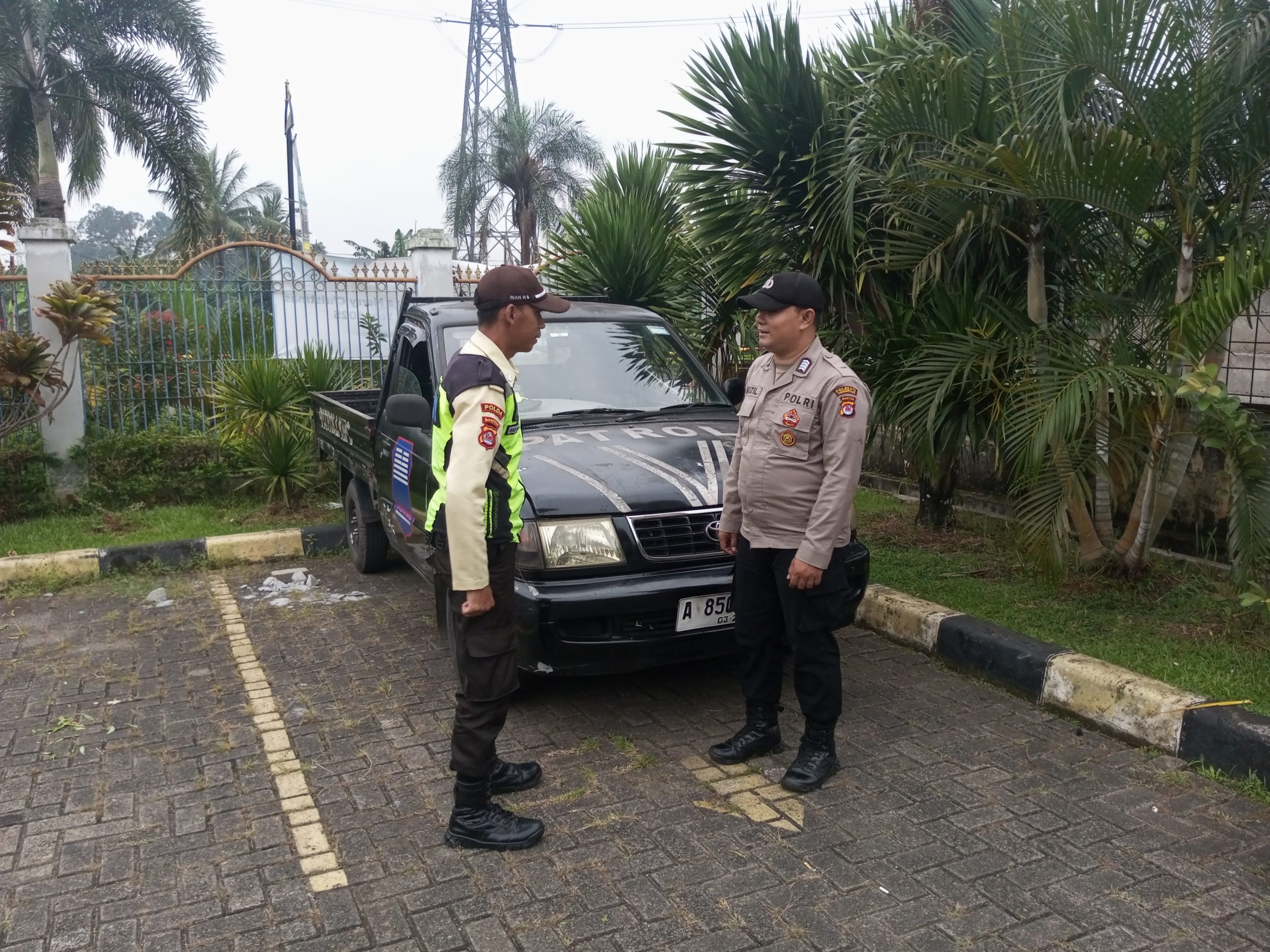 Personil Sat Pamobvit Polresta Tangerang melaksanakan pengamanan bersama security di kawasan industri Cikupamas