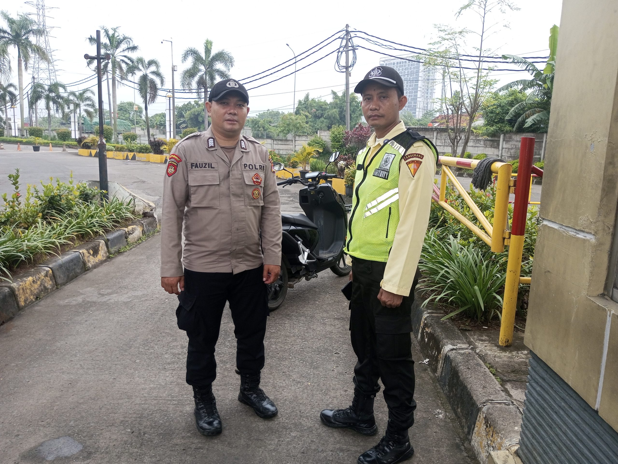 Anggota Sat Pambovit Polresta Tangerang bersama security melaksanakan pengamanan di gerbang masuk kawasan industri Cikupamas.