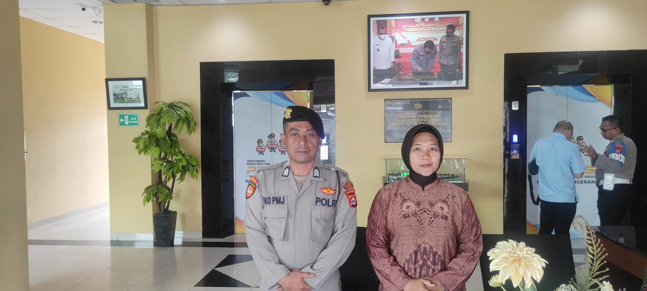 Anggota Sat Pamobvit Polresta Tangerang melaksanakan kegiatan Penjagaan Mako Polresta Tangerang dengan menggunakan Secdoor dan Metal Detector