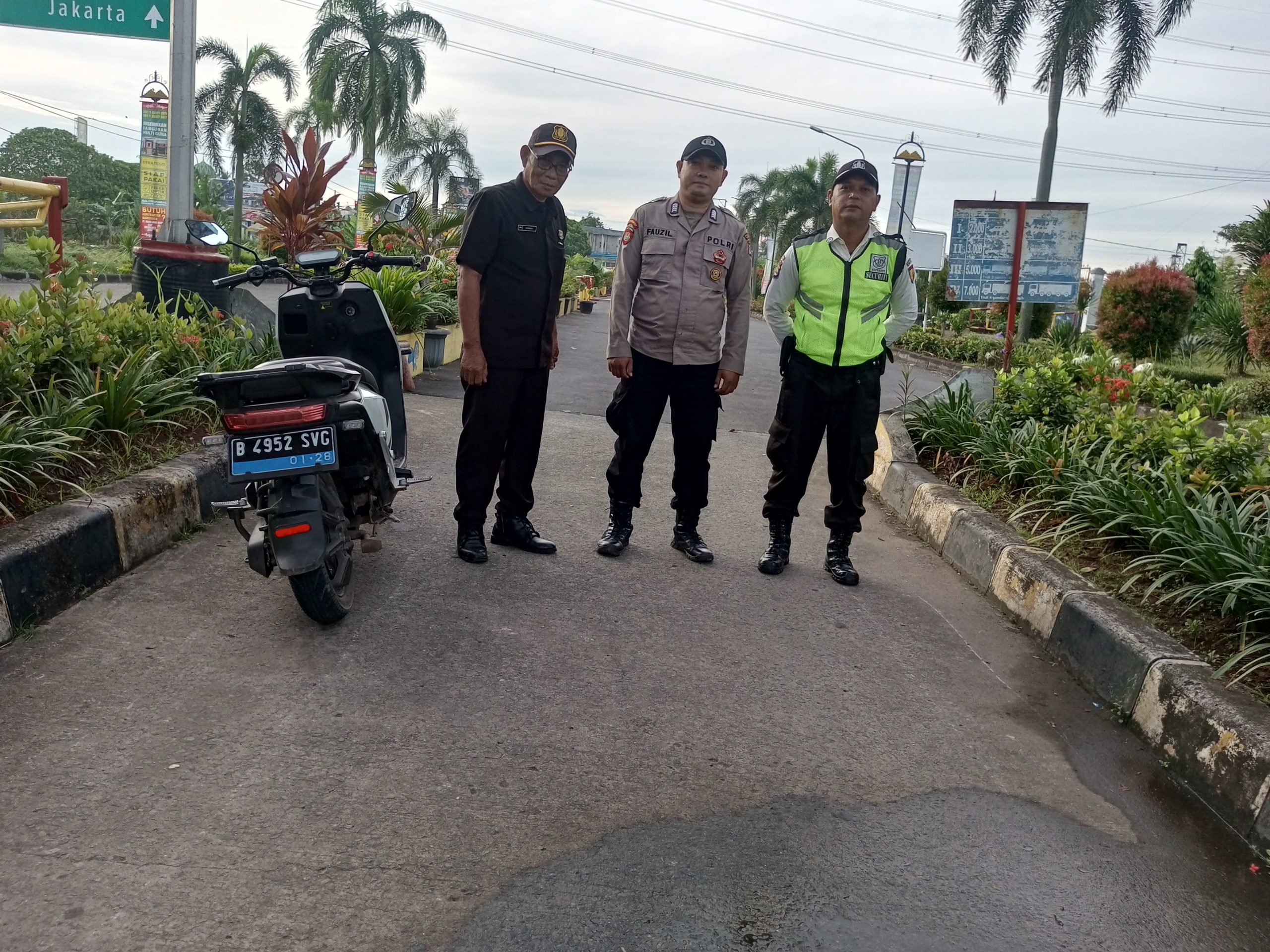 Personil Sat Pamobvit Polresta Tangerang melaksanakan pengamanan bersama security di pos security gerbang masuk kawasan 2 industri Cikupamas