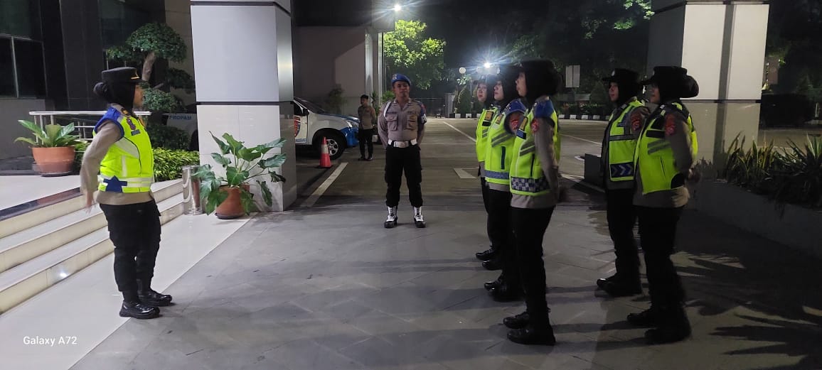 Jaga kamtibmas, anggota polwan Siwas dan gabungan polwan Polresta Tangerang gelar patroli mobile di malam hari